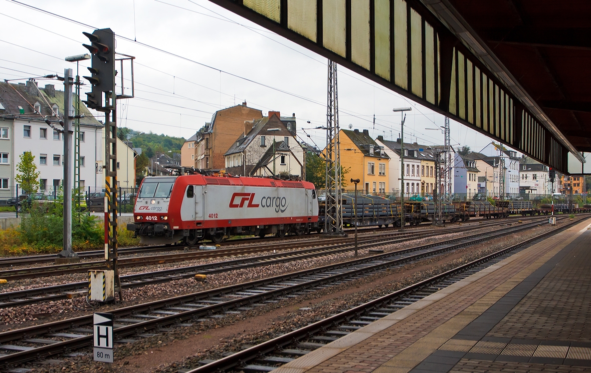 Die CFL Cargo 4012 zieht am 05.10.2013 einen mit Stahlprofilen beladenen G�terzug durch den Hbf Trier, sie kommt aus Richtung Luxemburg.