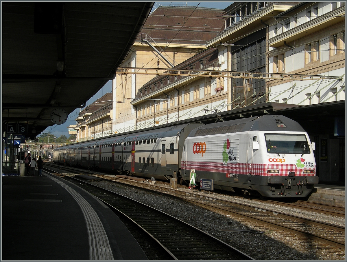 Die Coop Tischtuch Re 460 063-9 mit einem IR in Lausanne. 
12. Okt. 2014