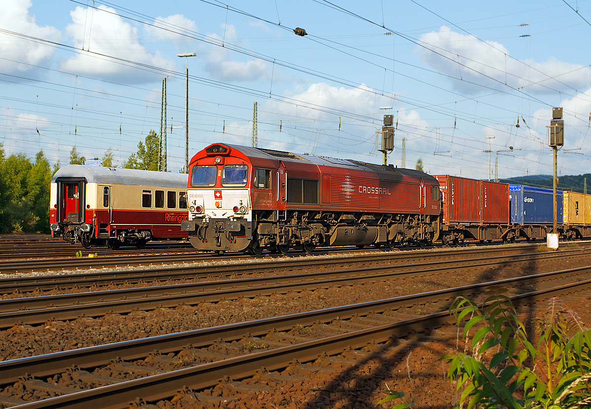 
Die Crossrail DE 6302  FEDERICA  fährt mit einem Containerzug am 14.06.2014 durch Koblenz-Lützel in Richtung Norden. 

Die GM-EMD JT42CWR wurde 2003 unter der Fabriknummer 20038513-7  gebaut, der Eigentümer ist die KBC Lease N.V. in Brüssel, die in Deutschland aber eingestellt ist (NVR-Nummer 92 80 1266 034-8 D-XRAIL und EBA-Nummer EBA 00L13C 034)