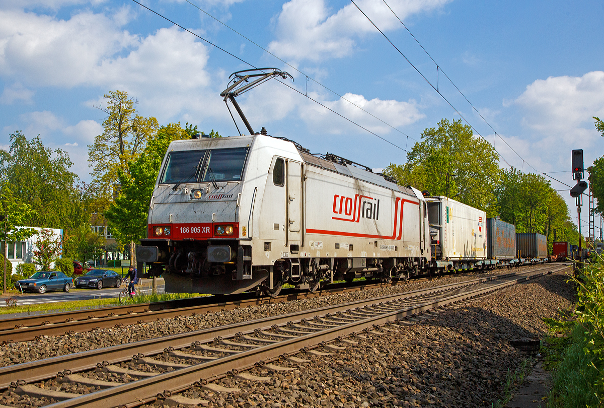 Die Crossrail E186 905 XR (91 80 6186 905-6 D-XRAIL) fährt am 30.04.2019 mit einem Containerzug durch Bonn-Gronau (nähe dem Bf Bonn UN Campus) in Richtung Köln. (Traxx F140 MS).

Die TRAXX F140 MS(2E) wurde 2007 von Bombardier in Kassel unter der Fabriknummer 34357 für die CBRail (heute Macquarie European Rail Ltd, Luxembourg) gebaut, der Fahrzeugnutzer ist Crossrail AG in Muttenz (CH).

Die Multisystemlokomotive hat die Zulassungen bzw. besitzt die Länderpakete für Deutschland, Österreich, Schweiz und Italien.

Zur aufdatierten zweiten Traxx-Generation 2E gehört die Traxx F140 MS, in Deutschland als Baureihe 186 bezeichnet. Es handelt sich dabei grob betrachtet um eine Weiterentwicklung der Traxx F140 MS2: eine Viersystemlokomotive für Wechsel- und Gleichspannungssysteme mit 5600 Kilowatt (bzw. 4000 Kilowatt bei 1500 Volt Gleichspannung) Nennleistung, die zudem alle im vorherstehenden Absatz beschriebenen Modifikationen aufweist.

Technische Daten:
Spurweite: 1435 mm
Achsanordnung: Bo’Bo’
Länge über Puffer: 18.900 mm
Max. Breite des Lokkastens: 2.977 mm
Höhe über Stromabnehmer: 4.283 mm
Drehgestellmittenabstand: 10.440 mm
Radsatzabstand im Drehgestell: 2.600 mm
Dienstmasse: ca. 86 t (abhängig von Länderpaketen)
Radsatzlast :21.5 t
Antriebssystem: Tatzlagerantrieb
Anzahl Fahrmotoren: 4
Max. Leistung: 5.600 kW
Max. Anfahrzugkraft: 300 kN
zul. Höchstgeschwindigkeit: 140 km/h 
Netzspannungen: 25 kV AC 50 Hz, 15 kV AC 16,7 Hz, 3 kV und 1,5 kV DC