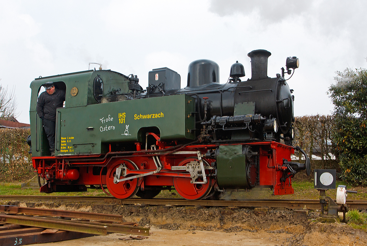 Die Dampflok 101  Schwarzach  der Selfkantbahn bzw. Interessengemeinschaft Historischer Schienenverkehr e. V. (IHS) am 31.03.2013 beim Umsetzen im Bf Gillrath.

Nach 30 Jahren in den Schweizer Bergen ist sie nunmehr wieder auf deutsche Schienen, die Dampflokomotive 101 der fr�heren Mittelbadischen Eisenbahnen AG (MEG), die 1923 aus der Stra�burger Stra�enbahn-Gesellschaft (SSG) hervorging.

Die Lok wurde 1949 f�r die Oberrheinische Eisenbahngesellschaft (OEG) in Mannheim zusammen mit einer Schwesterlok Nummer 100 von Krauss-Maffei, unter der Fabriknummer 17627, nach dem Standardtyp KB 10, welcher weitgehend der Kriegsloktype KDL 10 entspricht gebaut und geliefert. Bereits 1958 wurde sie, nach Beschaffung neuer Diesellokomotiven f�r den G�terverkehr im Raum Mannheim, an die MEG verkauft und dort auf den Strecken rund um Schwarzach eingesetzt. Jedoch schon Mitte der Sechzigerjahre war Lok 101 (dort hatte sie ihre Nummer behalten!) nur noch Reserve, und fand schlie�lich 1969 in der EUROVAPOR einen neuen Eigent�mer, der sie f�r einen damals neu aufgezogenen Museumsbetrieb auf Meterspurbahnen im Raum Bern (Solothurn-Zollikofen-Bern-Bahn und Vereinigte Bern-Worb-Bahnen) ben�tigte.

Mitte der 90er Jahre erhielten die Sektionen der Eurovapor mehr Eigenst�ndigkeit durch Gr�ndung einzelner Vereine an den verschiedenen Standorten, womit der Betrieb Worblaufen nunmehr als Vereinigte Dampfbahnen Bern firmierte. Hier verblieb sie bis Ende 2001 im Einsatz, wobei sie im Jahr 1994 im Raw Meiningen einen Neubaukessel erhalten hatte.

Leider musste aus betrieblichen Gr�nden der Sonderzugverkehr auf den Strecken der RBS (die heutige Bezeichnung der zwischenzeitlich fusionierten Berner Vorortbahnen) aus betrieblichen Gr�nden zum Jahresende 2002 beendet werden. Ein Anfang 2002 aufgetretener Defekt an den Heizrohren f�hrte dazu, dass der Betrieb Worblaufen der VDB, wie die mittlerweile selbst�ndige Sektion Bern der Eurovapor nunmehr hie�, im Jahr 2002 schon nicht mehr aufgenommen wurde. Die Selfkantbahn konnte so diese Maschine erwerben, die die schon vorhandenen Sammlungen von Fahrzeugen der OEG (bisher 6 St�ck) und der MEG (bisher 8 St�ck) hervorragend erg�nzt.

Des Weiteren erm�glicht sie einen interessanten Vergleich mit den angeblich ebenfalls der KDL 10-Typ entsprechenden Lokomotiven der Hasper H�tte. Am 10. September 2002 fand der Abtransport der Lok 101 aus dem Depot Worblaufen der RBS statt.

In der Lokwerkstatt der MaLoWa in Benndorf/Sachsen-Anhalt erhielt sie im Oktober 2002 einen neuen Rohrsatz und eine Dampfheizeinrichtung. Nach erfolgter Revision fand am 15. November 2002 eine erste Probefahrt von Schierwaldenrath nach Birgden statt, auf der die Maschine ihre Einsatzf�higkeit unter Beweis stellen konnte.  

LOKDATEN :
Hersteller:  Lokomotivfabrik Krauss-Maffei, M�nchen-Allach
Fabriknummer: 17627
Baujahr: 1949
Herstellertyp: KB 10
Spurweite: 1.000 mm
Achsanordnung: B n2t
Dienstgewicht: 22,2 t
Bremsgewicht: 16,5 t
L�nge �ber Puffer:
Bremsausr�stung: Extersche Wurfhebelbremse und Druckluftbremse
Leistung: ca. 180 PS