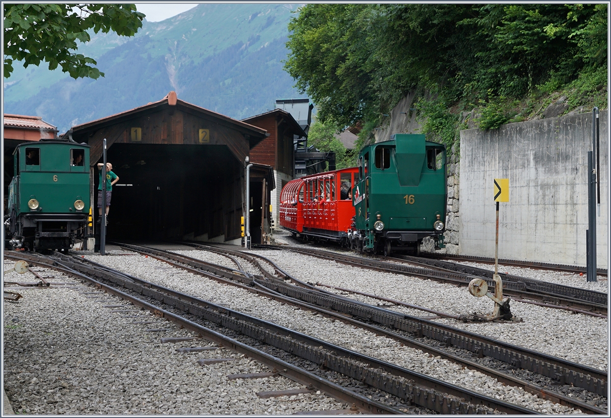 Die Dampflok 16 verlässt Brienz Richtung Rothorn, während die kohlegefeuerte N° 6 für den 11.10 Zug bereitgemacht wird.
8. Juli 2016