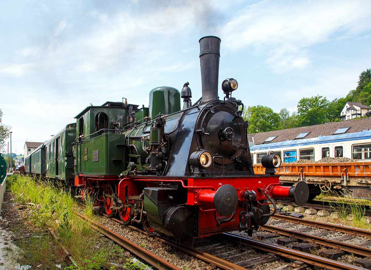 
Die Dampflok  Waldbröl  des Eisenbahnmuseums Dieringhausen hat am 28.05.2016 mit ihrem Personenzug das Eisenbahnmuseum Dieringhausen erreicht.

Die Lok wurde 1914 unter Fabrik-Nr. 2243 von der Maschinenfabrik Arnold Jung Lokomotivenfabrik GmbH in Jungenthal b. Kirchen a.d. Sieg für die Kleinbahn Bielstein-Waldbröl gebaut und dort als Lok  Waldbröl  bezeichnet. Sie ähnelt sehr stark der Preußischen T 3, so ist auch die heutige UIC Nummer 90 80 00 89 984-3 D-EMD.

Nach der Streckenstillegung (1966) war sie als Denkmal abgestellt und 42 Jahre kalt. Heute ist die Dampflok  Waldbröl  des Eisenbahnmuseums Dieringhausen das Zugpferd des Projekts  Bergischer Löwe .

TECHNISCHE DATEN:
Hersteller: Arnold Jung Lokomotivfabrik GmbH, Jungenthal b. Kirchen a.d. Sieg
Fabriknummer: 2243
Baujahr: 1914
Spurweite: 1.435 mm (Normalspur)
Achsfolge C
Typ: C n 2 t
Länge über Puffer: 9.050 mm
Rad - Durchmesser: 1.100 mm
Radstand gesamt: 3.000 mm
Gewicht: 40 t
Brems - Gewicht: 28 t
Leistung: 370 PS
Höchstgeschwindigkeit: 40 km/h
Kesselüberdruck: 13 bar
Heizfläche: gesamt: 86 m²
Rostfläche: 1,5 m²
Zylinderdurchmesser: 400 mm
Zylinderhub: 550 mm
Steuerung: Bauart Heusinger
Wasservorrat: 4,5 m³
Kohlenvorrat: 1,5 m³
Kaufpreis: 36 200 Reichsmark  