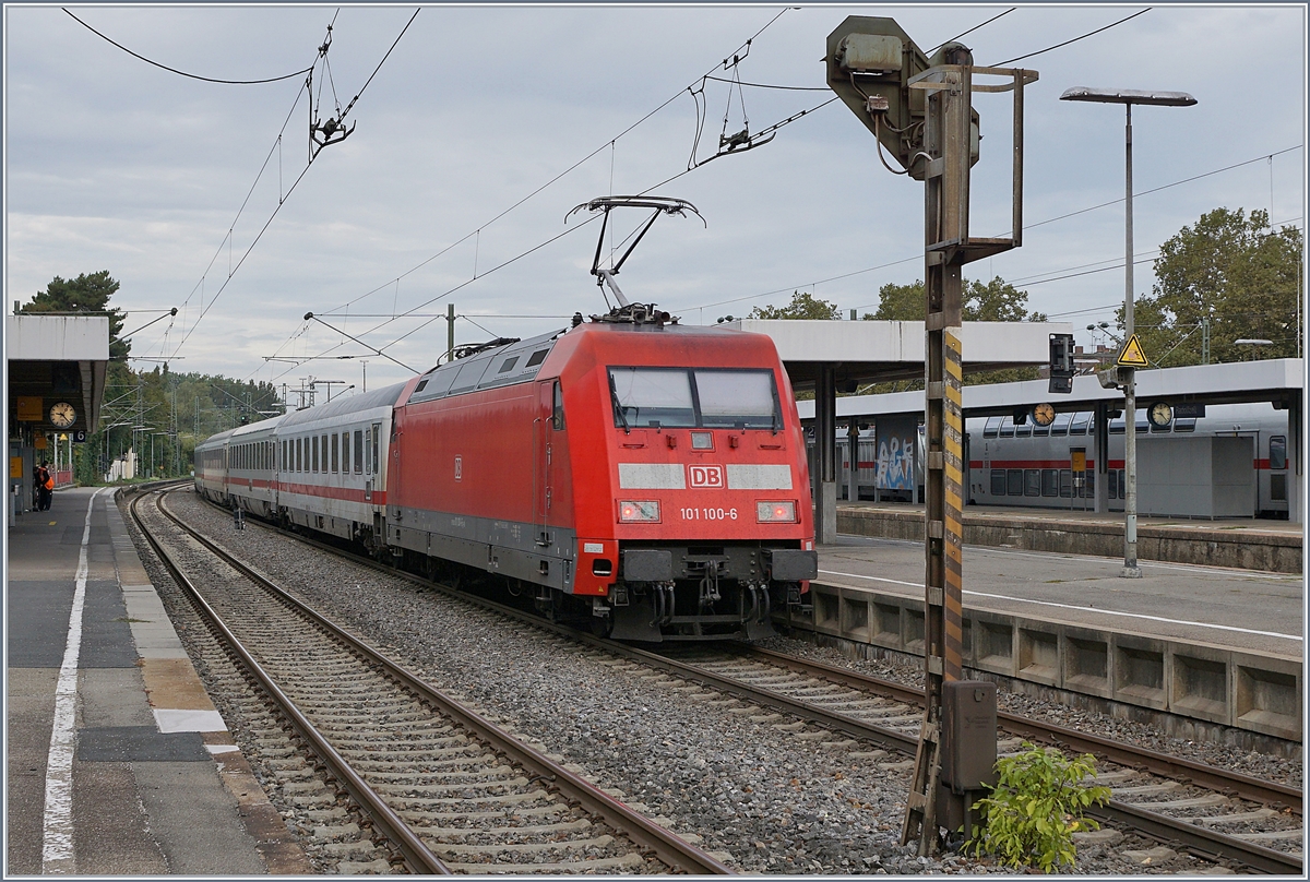 Die DB 101 100-6 verlässt mit dem IC 2004 von Konstanz nach Münster (Westf) Hbf den Bahnhof von Radolfzell. 

22. Sept. 2019