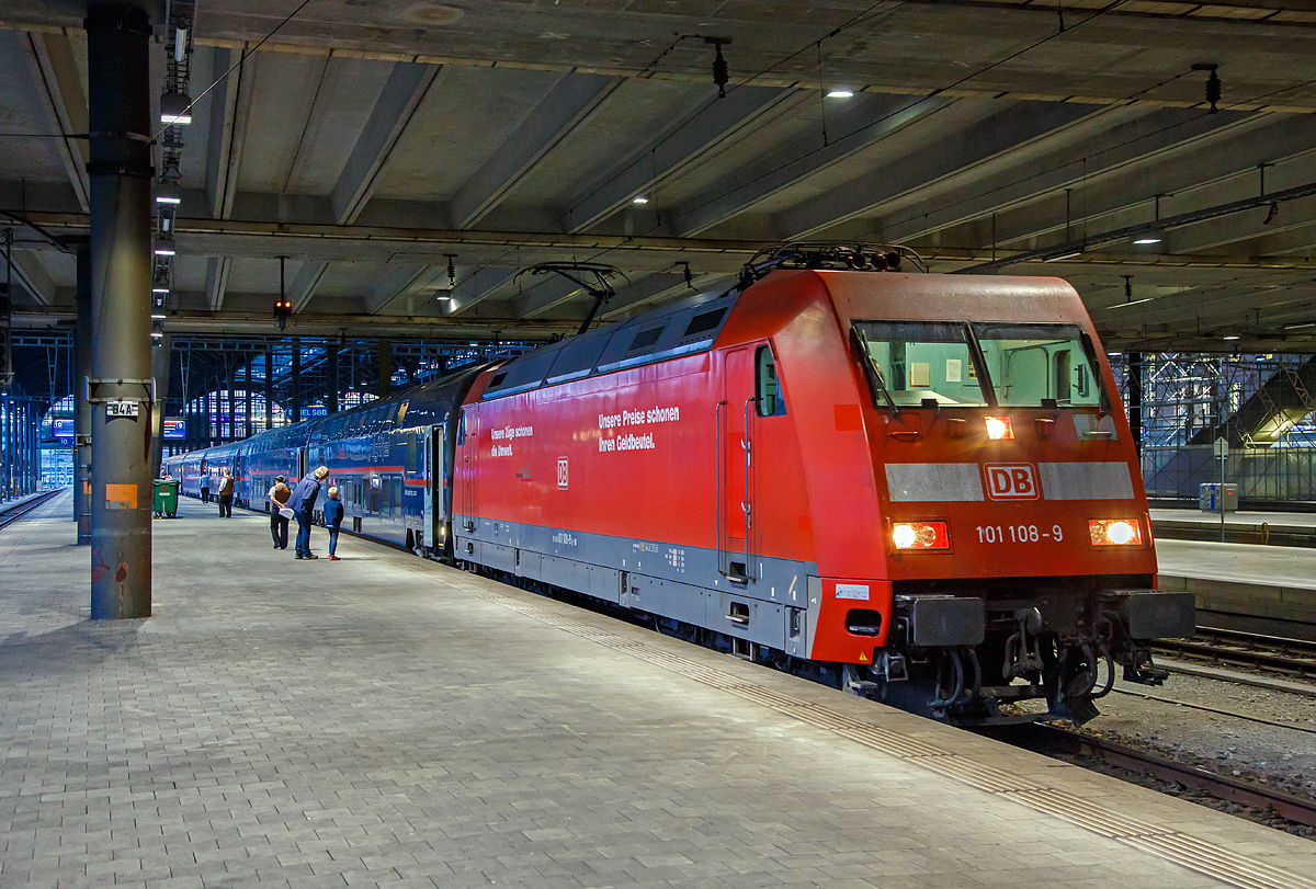 
Die DB 101 108-9 steht am Abend des 21.05.2018 im Bahnhof Basel SBB, mit dem �BB Nightjet Z�rich – Basel – Frankfurt am Main – Hamburg (als NJ 40470) bzw. Berlin (als NJ 470), zur Abfahrt bereit.

Die 101er wurde 1998 von ADtranz unter der Fabriknummer 33218 gebaut und an die DB AG geliefert. Sie hat die komplette NVR-Nummer 91 80 6101 108-9 D-DB. Seit 2002 tr�gt sie die Teilreklame  Unsere Z�ge schonen die Umwelt - Unsere Preise schonen den Geldbeutel 

Der �BB Nightjet umfasst im Wesentlichen die bislang unter dem Namen ihrer Zuggattung als EuroNight vermarkteten Nachtz�ge der �BB sowie einen Teil (wie hier) der bis Dezember 2016 von der Deutschen Bahn betriebenen CityNightLine-Z�ge (CNL). 

Die Fahrgastzahlen in den ersten drei Monaten lagen bereits �ber den Erwartungen der �BB, wahrscheinlich betreibt die �BB eine bessere Vermarktung.