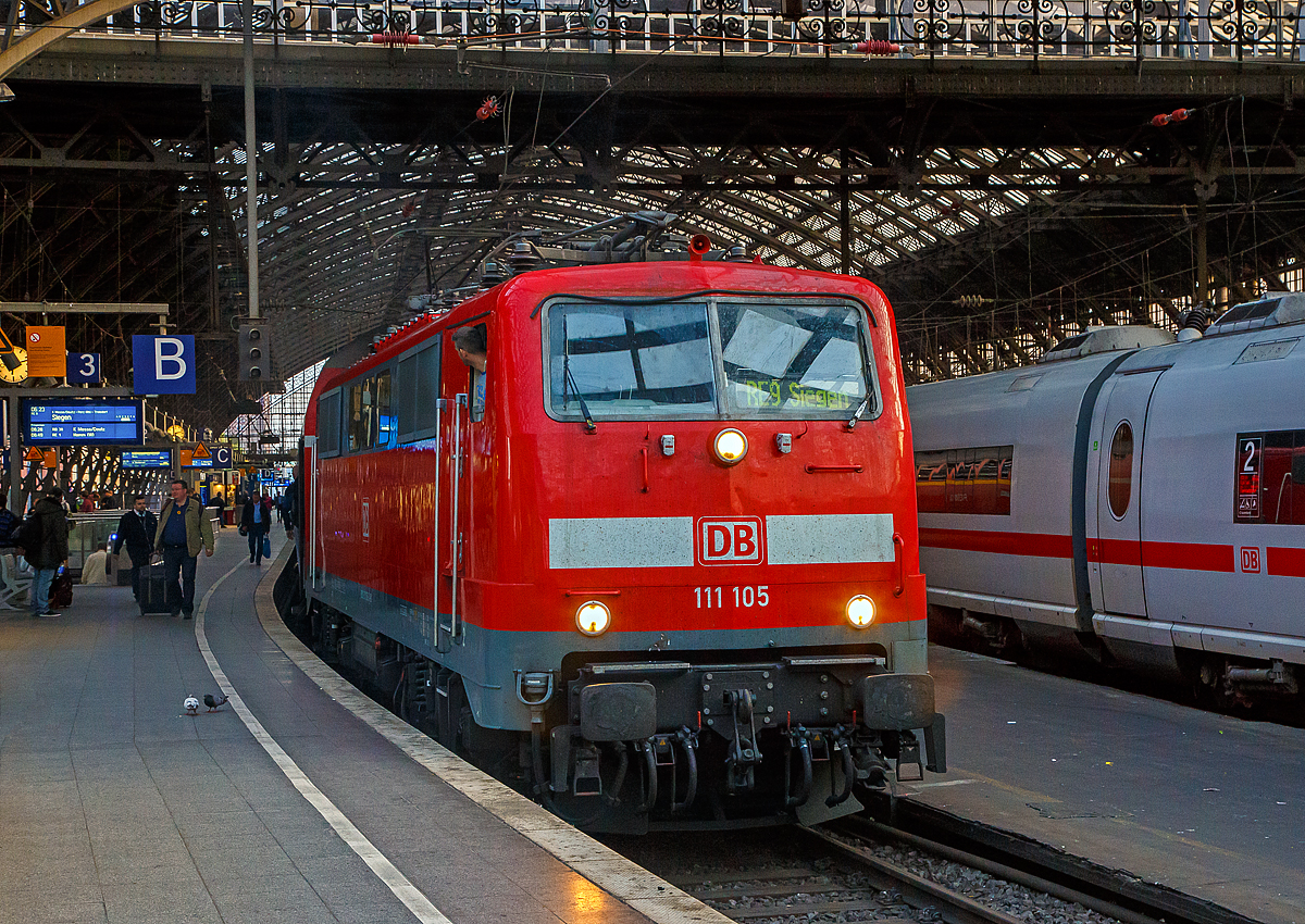 Die DB 111 105-3 (91 80 6111 105-3 D-DB) der DB Regio NRW steht am 22.05.2020 mit dem RE 9 (rsx - Rhein-Sieg-Express) Aachen - Köln - Siegen, im Hauptbahnhof Köln zur Abfahrt bereit. Aber wir wollen uns nicht hetzen und nehmen den nächsten Zug, das war auch gut so sonst hätte ich zwei 110 nicht vor der Linse gehabt. 

Die Lok wurde 1978 Henschel & Sohn in Kassel unter der Fabriknummer 32158 gebaut.
