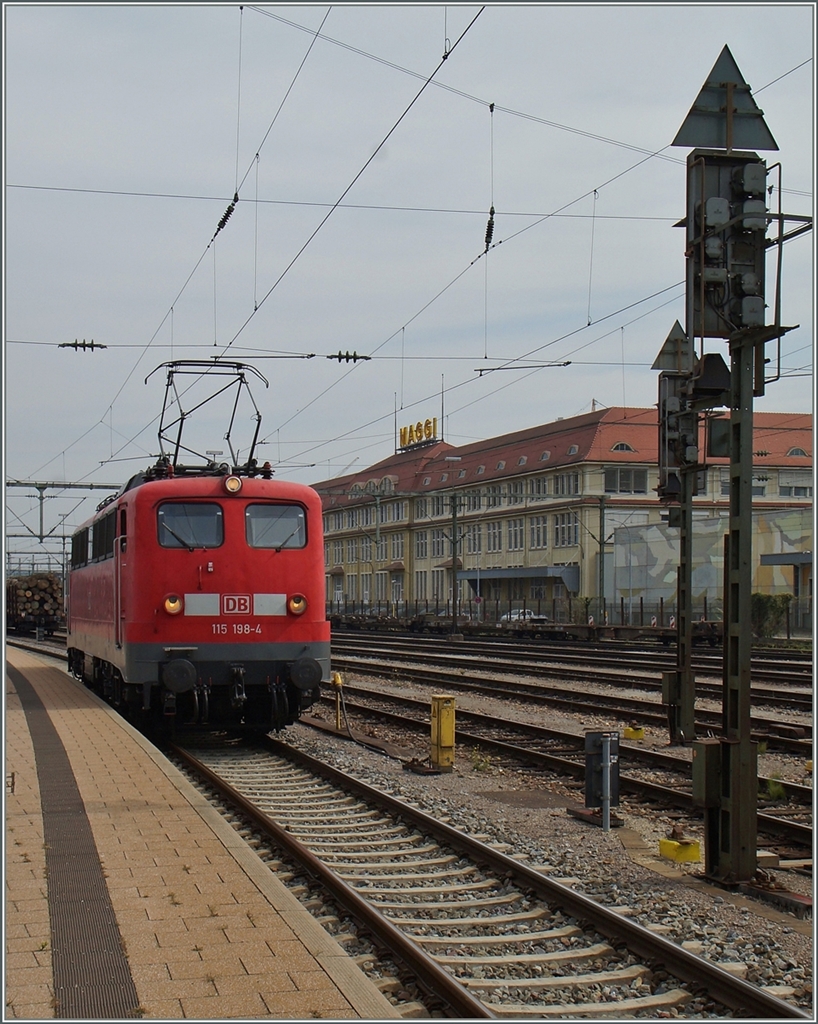 Die DB 115 198-4 (UIC N° 91 80 6 115 198-4 D-DB) in Singen.
11. Sept. 2015