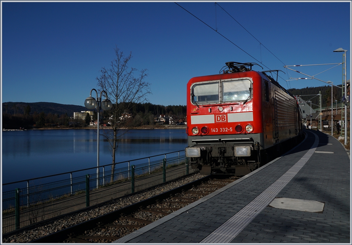 Die DB 143 332-5 mit einer RB nach Seebrugg beim Halt in Schluchsee.
29. Nov. 2016