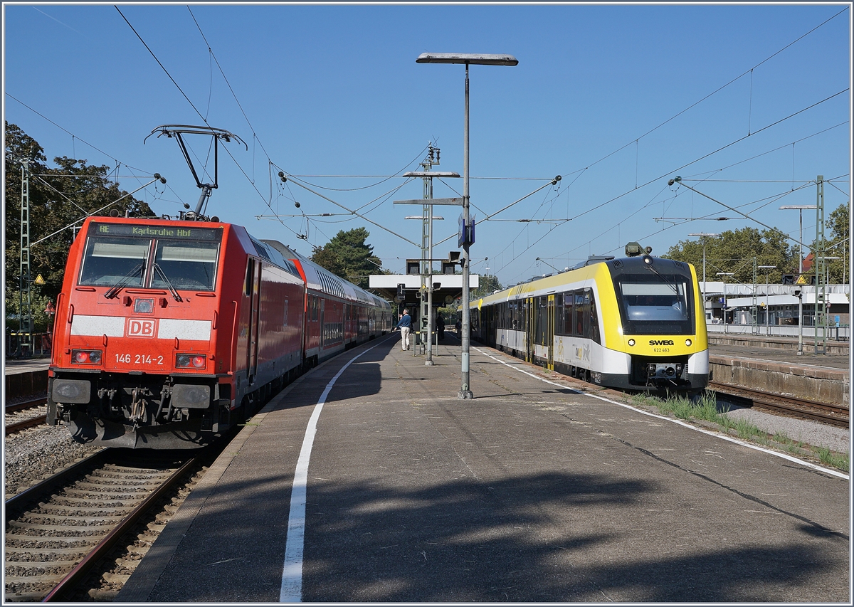 Die DB 146 214-2 wartet in Radolfzell mit ihrem RE nach Karlsruhe auf den Anschluss des VT 622 463 von Friedrichshafen. 

21. Sept. 2019 