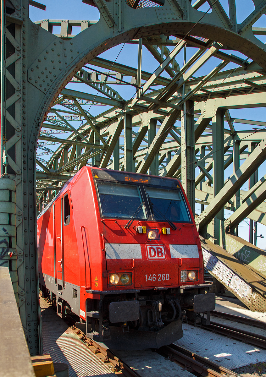 
Die DB 146 260-5 (91 80 6146 260-5 D-DB) fährt am 21.04.2019 mit dem RE1 in Köln über die Hohenzollernbrücke, in Richtung Hamm.