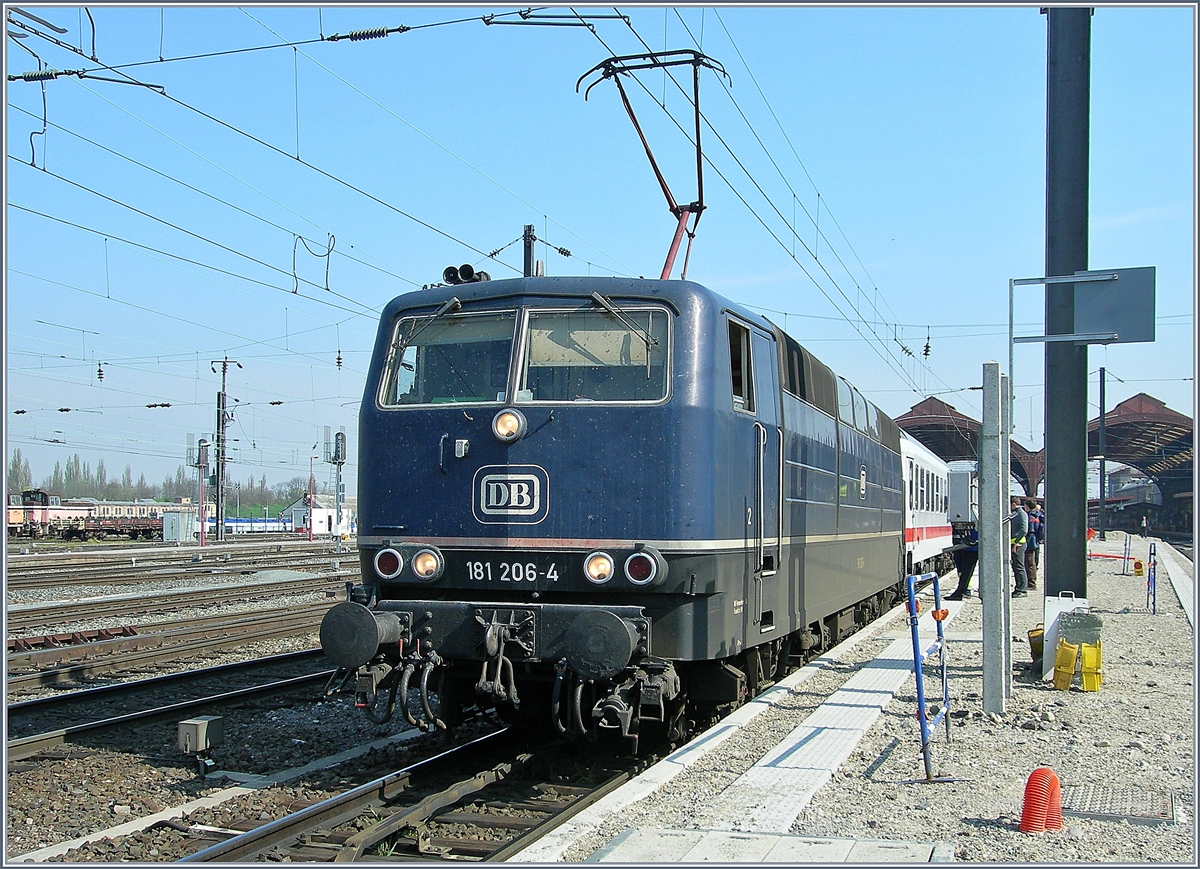 Die DB 181 206-4 übermnimmt in Strasbourg eine EC von Paris.
10. April 2007