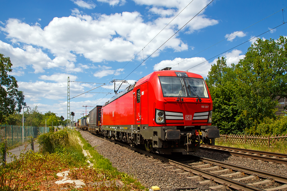 
Die DB 193 337 (91 80 6193 337-3 D-DB) fährt am 30.05.2020 mit einem KLV-Zug durch Bonn-Gronau in Richtung Süden.

Die Siemens Vectron MS (200 km/h - 6.4 MW) wurden 2018 von Siemens unter der Fabriknummer 22417 und gebaut, sie hat die Zulassungen für CH/ D/ A/ I / NL und kann so vom Mittelmeer bis an die Nordsee ohne Lokwechsel durchfahren.