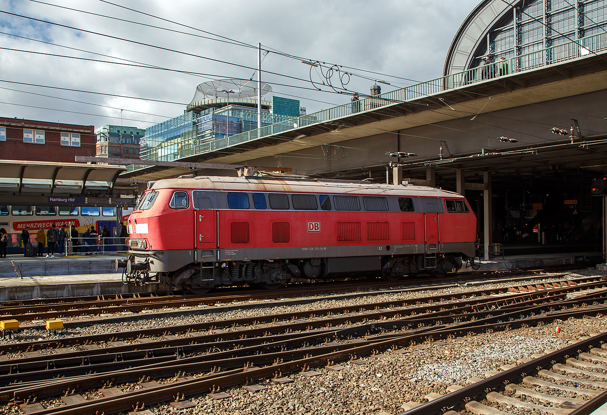 Die DB 218 272-3 (92 80 1218 272-3 D-DB) fährt am 19.03.2019 durch den Hbf Hamburg. 

Die Lok wurde 1973 von Henschel & Sohn in Kassel unter der Fabriknummer 31749 gebaut.