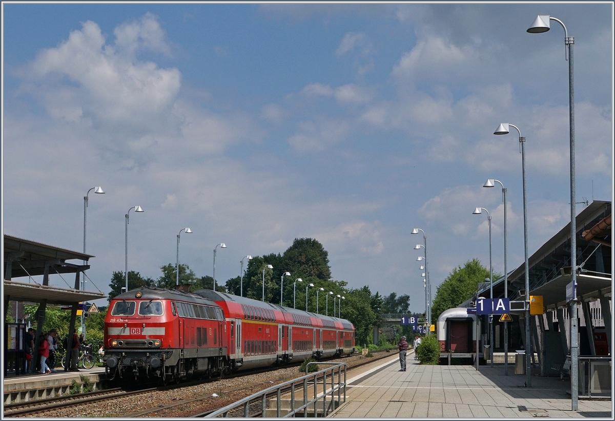 Die DB 218 438-4 mit ihrem IRE von Stuttgart nach Lindau beim Halt in Meckenbeuren.
16. Juli 2016
