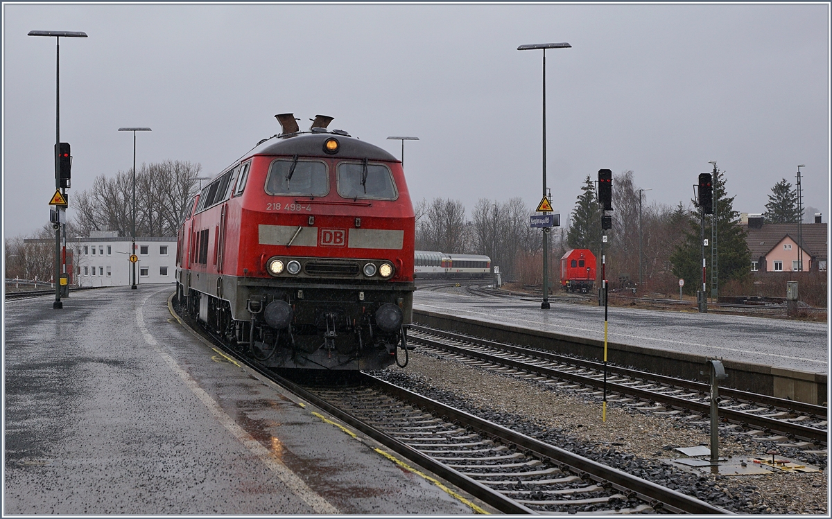 Die DB 218 498-4 und eine weiter erreichen mit dem EC 195 von München nach Zürich den Bahnhof Kempten im Allgäu. 

15. März 2019