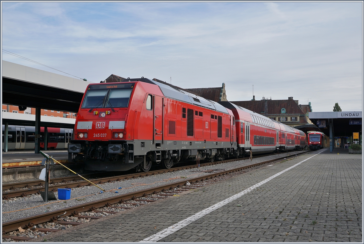 Die DB 245 037 wartet mit einem IRE in Lindau auf die Abfahrt nach Laupheim West.
22. Sept. 2018
