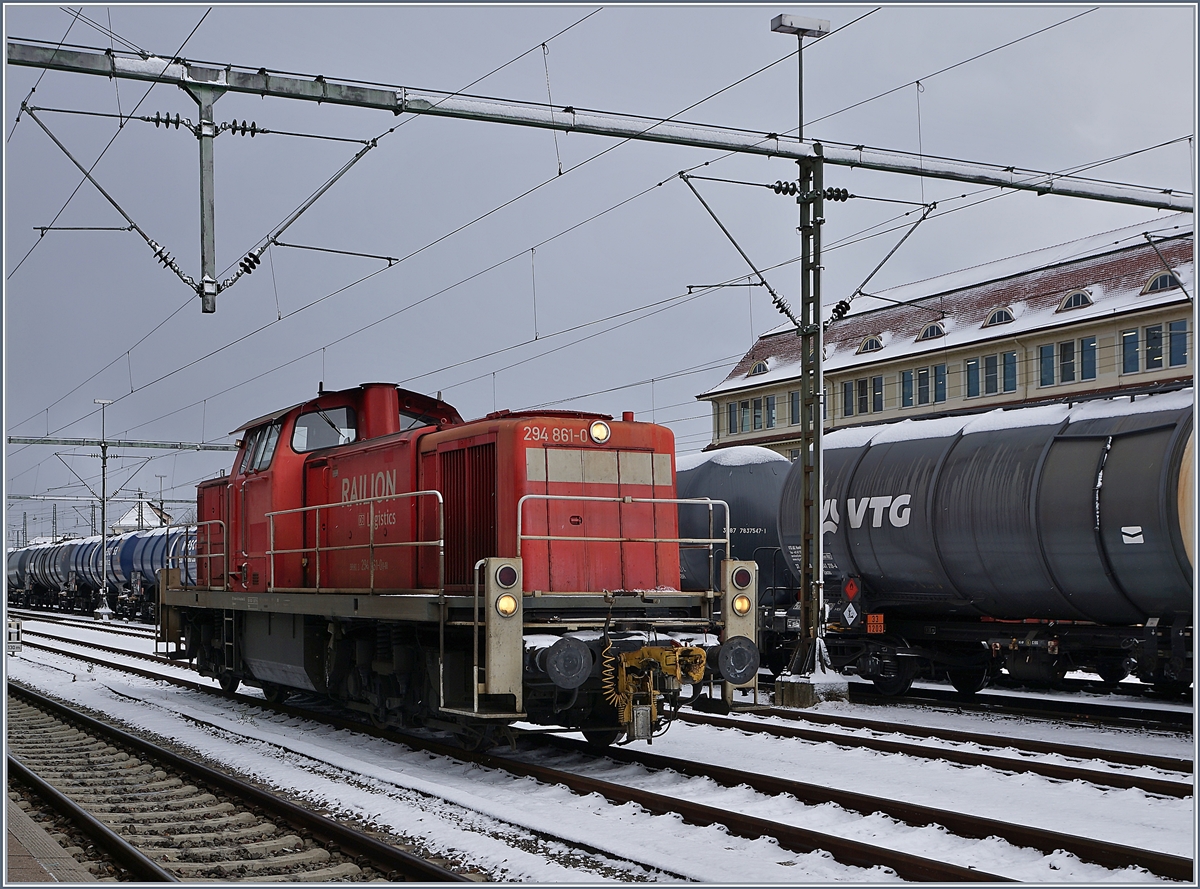 Die DB 294 861-0 zeigt sich in Singen noch mit der Railion Beschriftung.
9. Dez. 2017