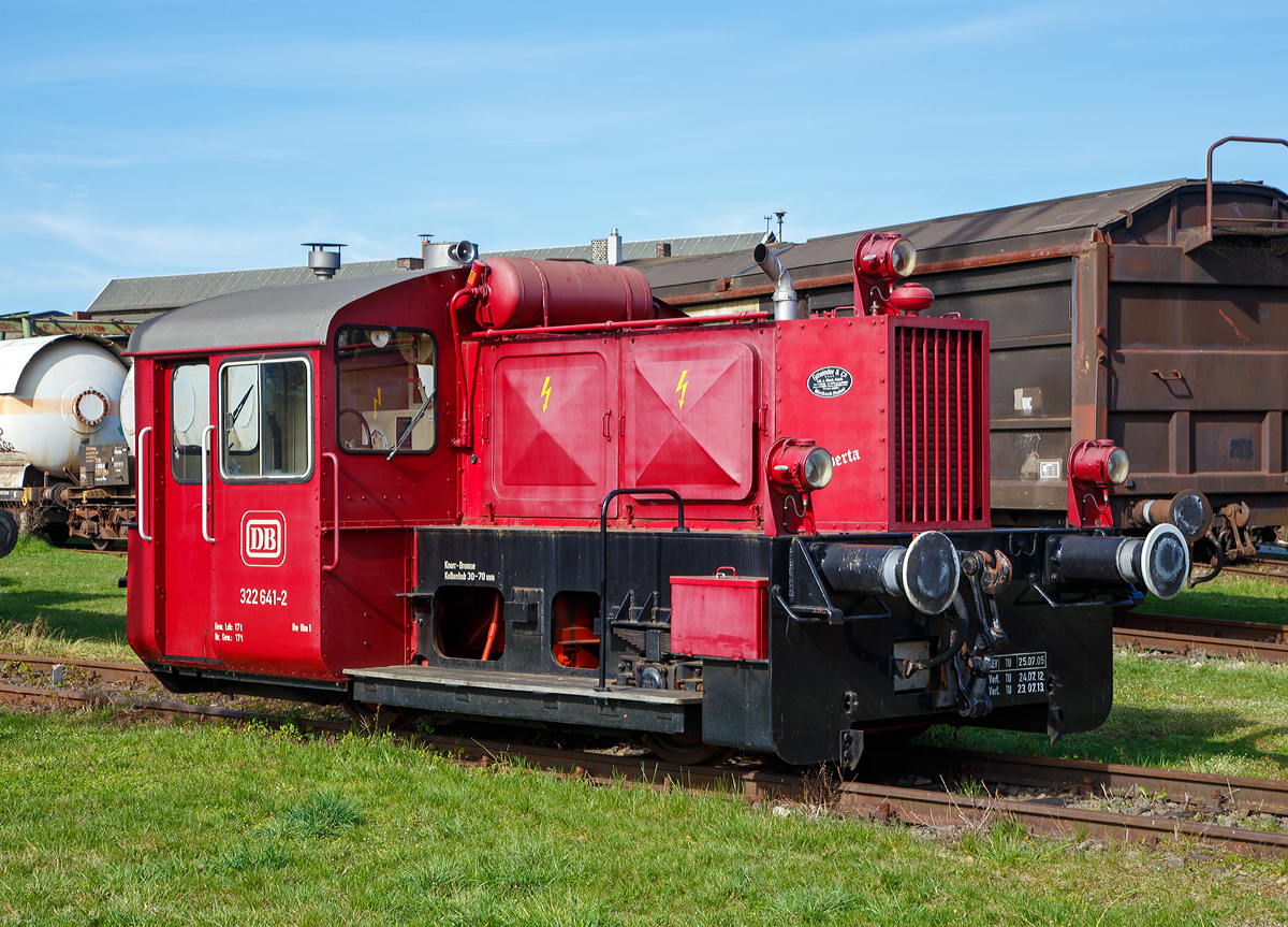 Die DB 322 641-2 „Roberta“, ex DB 321 553-0, ex DB Köf 6186, am 25.03.2017 im DB Museum Koblenz-Lützel.

Die Köf II wurde 1954 von Gmeinder & Co in Mosbach (Baden) unter der Fabriknummer 4815 gebaut und als Köf 6186 an die Deutsche Bundesbahn ausgeliefert. 1968 erfolgte die Umzeichnung in 321 553-0. Die Baureihe 321 galt für Loks ohne Druckluftbremse, also mit den originalen Fußbremsen. Nach dem Umbau 1970 auf Druckluftbremse wurde sie 322 641-2 umgezeichnet. Die eigentliche Ausmusterung bei der DB erfolgte bereits 1987, aber sie blieb im Konzern als Gerät im internen Verschub in Tübingen, ab 2004 in Ulm, erhalten. 2014 ging sie dann ans DB Museum.

Die Bezeichnung Köf II bedeutet:
K=Kleinlokomotive  / ö = Dieselmotor (Öl) / f = Flüssigkeitsgetriebe / II = Leistungsgruppe II (51 bis 150 PS)

In den Jahren 1932 - 38 beschaffte die Reichsbahn 887 Lokomotiven dieser Baureihe. Durch die Einwirkungen des Krieges stark dezimiert übernahm die spätere Bundesbahn noch 444 Exemplare und ließ, zwischen 1952 und 1965 noch 731 weitere Maschinen der Leistungsgruppe II neu bauen. Diese splitteten sich in die Baureihen 322 – 324  (kurzzeitig auch 321).

Der Antrieb erfolgt Dieselhydraulisch, d.h. die Kraftübertragung erfolgt vom Motor auf ein Voith-Turbogetriebe und von diesem über Rollenketten auf die beiden Achsen. 

Die Hersteller waren Gmeinder, O&K, Krupp, KHD, BMAG, Borsig, Jung und Henschel. Die Baureihe hat nun ausgedient und ist nur noch vereinzelt in div. Museen anzutreffen.



TECHNISCHE DATEN:
Achsformel : B 
Spurweite: 1.435 mm
Länge über Puffer: 6.450 mm
Achsabstand: 2.500 mm
Treibraddurchmesser: 850 mm
Dienstgewicht: 17 t 
Motor-Bauart: Reihen-Sechszylinder-Dieselmotor 
Motortyp: Kaelble GN 130 S (Motor-Nr.17982)
Leistung:  128 PS
Getriebe: Voith L33U
Höchstgeschwindigkeit: 30 km/h 
Anfahrzugkraft: 27,5 kN

Die Kraftübertragung vom Getriebe auf die Achsen erfolgt über Rollenketten.
