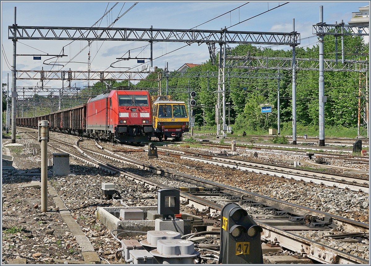 Die DB 483 103 erreicht mit einem G�terzug Gallarate und f�hrt hier ohne Halt durch.
Gleich neben der Lok, im Hintergrund ist noch ein FS/RIF Dienstfahrtzeug zu erkennen. 

27. April 2019