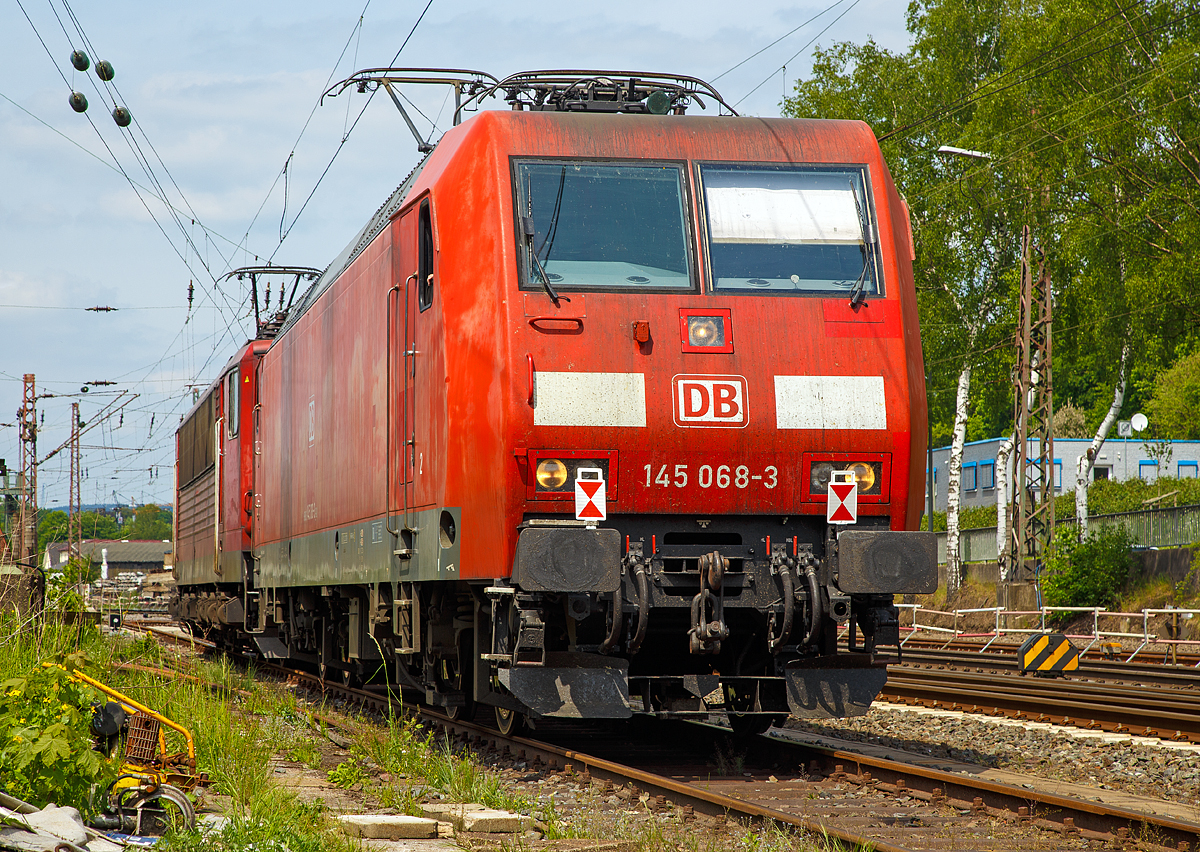 
Die DB Cargo 145 068-3 (91 80 6145 068-3 D-DB) und die an die DB Cargo AG vermietete Railpool 155 013-6 (91 80 6155 013-6 D-Rpool) am 12.05.2018 in Kreuztal beim rangieren (Manöver). 

Die TRAXX F140 AC (145 068-3) wurde 2000 von Adtranz in Kassel unter der Fabriknummer 33395 gebaut.