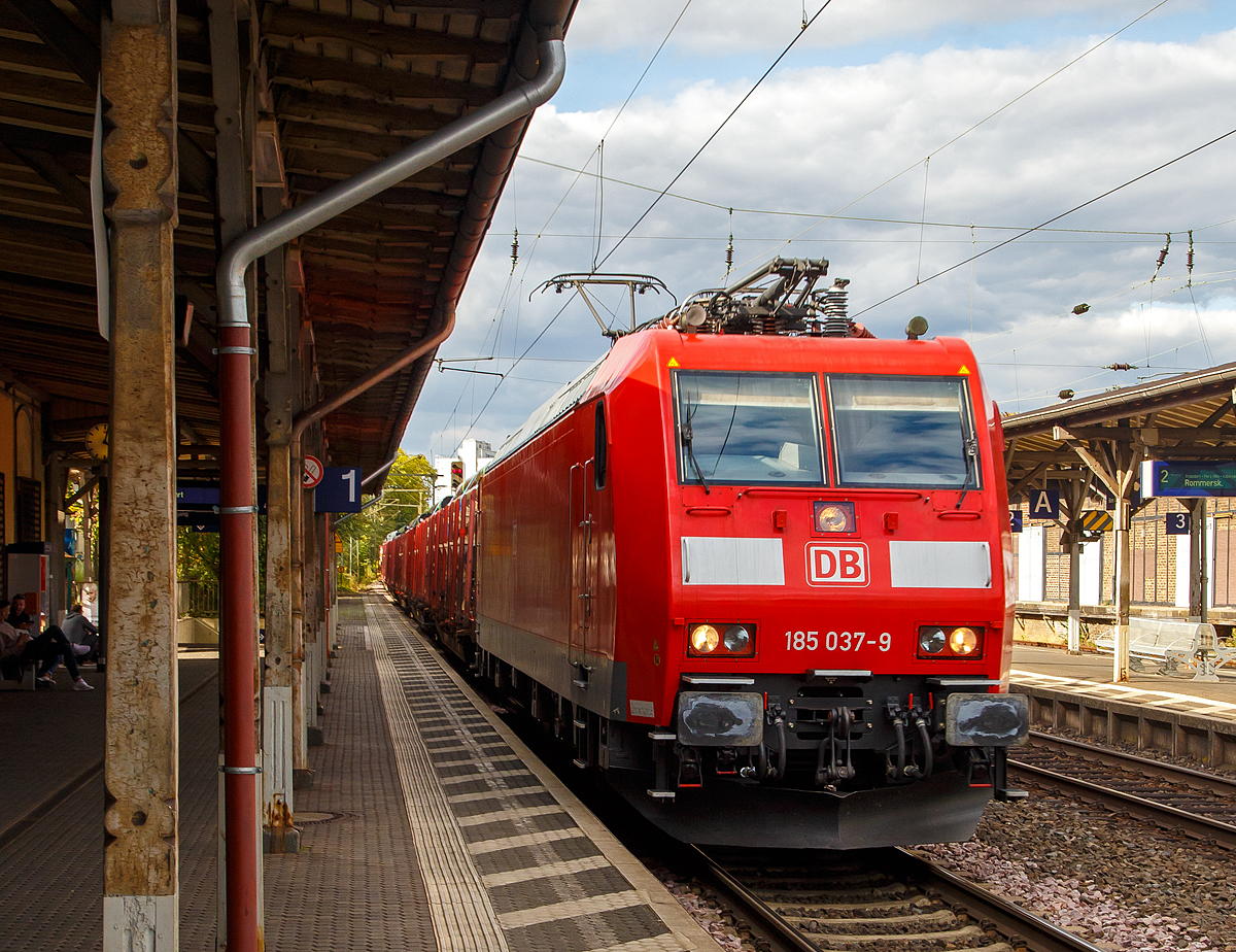 
Die DB Cargo 185 037-8 (91 80 6185 037-8 D-DB) fährt am 15.09.2018 mit einem Güterzug (mit Stahlröhren) durch den Bahnhof Bonn-Beuel in Richtung Süden.