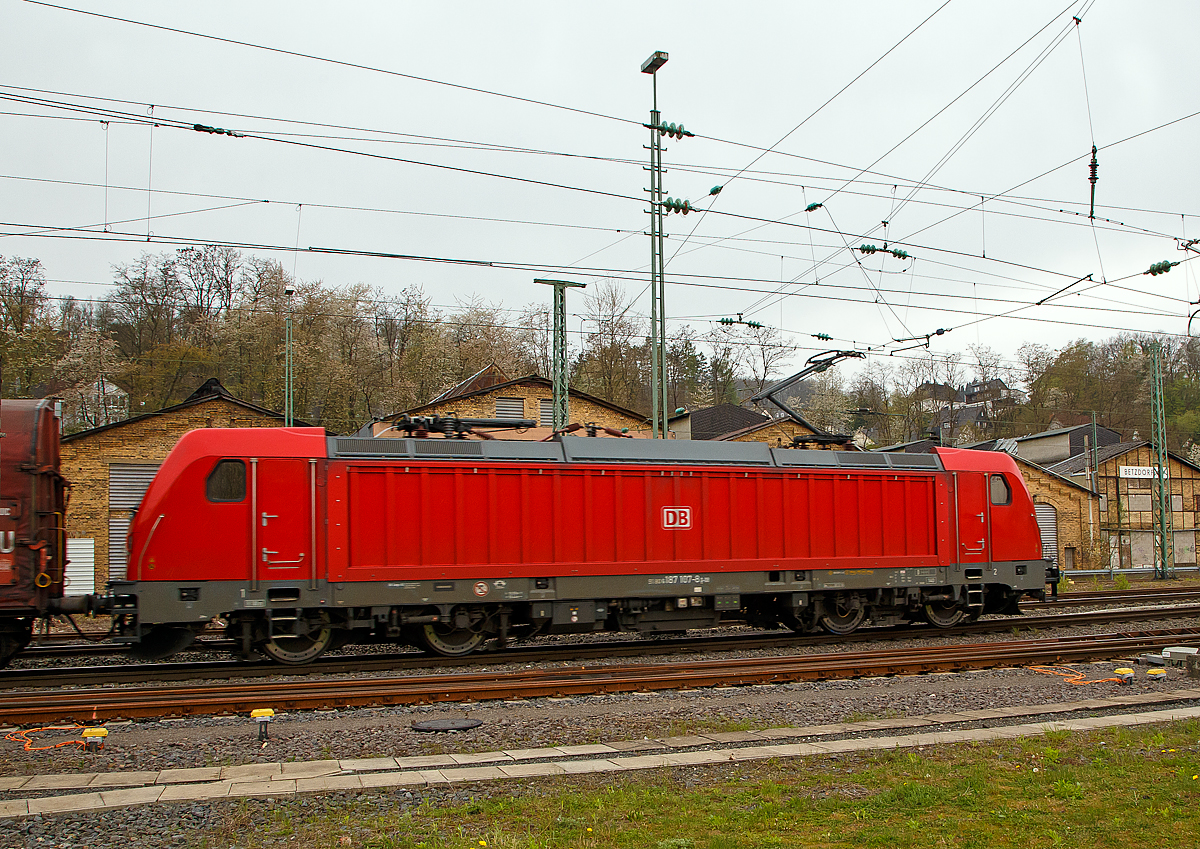 Die DB Cargo 187 107-8 (91 80 6187 107-8 D-DB) fährt am 29.04.2021 mit einem gemischten Güterzug durch Betzdorf (Sieg) in Richtung Köln.

Die Bombardier TRAXX F140 AC3 wurde 2015 von der Bombardier Transportation GmbH in Kassel unter der Fabriknummer  35226  gebaut.  Die TRAXX F140 AC3 Varianten der DB Cargo (BR 187.1) haben keine Last-Mile-Einrichtung. Die Höchstgeschwindigkeit beträgt 140km/h. Die Lokomotiven können in gemischter Mehrfachtraktion mit BR185 und BR186 eingesetzt werden.