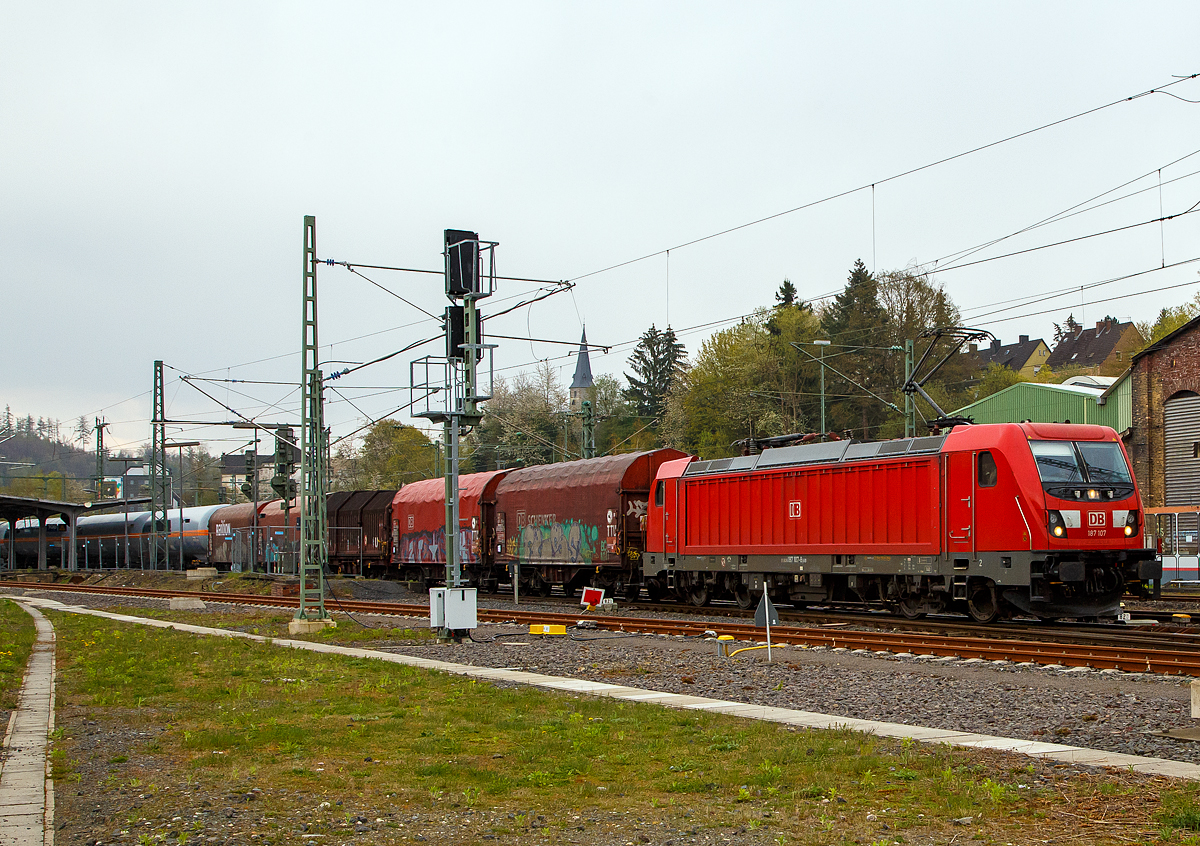 Die DB Cargo 187 107-8 (91 80 6187 107-8 D-DB) fährt am 29.04.2021 mit einem gemischten Güterzug durch Betzdorf (Sieg) in Richtung Köln.

Die Bombardier TRAXX F140 AC3 wurde 2015 von der Bombardier Transportation GmbH in Kassel unter der Fabriknummer  35226  gebaut.  Die TRAXX F140 AC3 Varianten der DB Cargo (BR 187.1) haben keine Last-Mile-Einrichtung. Die Höchstgeschwindigkeit beträgt 140km/h. Die Lokomotiven können in gemischter Mehrfachtraktion mit BR185 und BR186 eingesetzt werden.