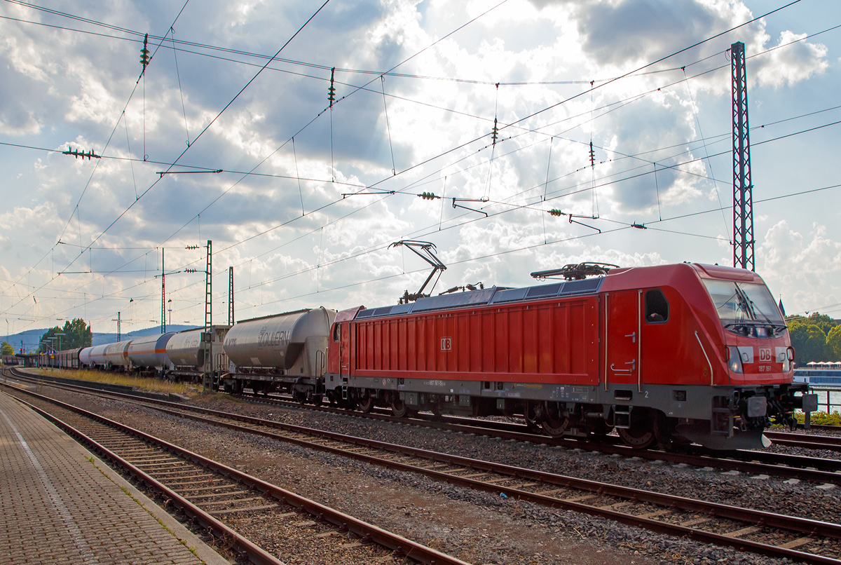 Die DB Cargo 187 161 (91 80 6187 161-5 D-DB) fährt am 31.08.2019 mit einem gemischten Güterzug durch Koblenz-Ehrenbreitstein rheinabwärts in Richtung Norden.

Die Bombardier TRAXX F140 AC3 wurde 2018 von der Bombardier Transportation GmbH in Kassel unter der Fabriknummer KAS 35490 gebaut.  

Die TRAXX F140 AC ist eine vierachsige Zweifrequenz-Wechselstromlokomotive mit einer Leistung von 5.600 kW eigentlich für den grenzüberschreitenden Einsatz. Die Lokomotive befördert hauptsächlich Güterzüge auf den europäischen Hauptstrecken, die mit 15 kV oder 25 kV elektrifiziert sind. Diese DB Cargo Lok ist jedoch nur für den deutschen Güterverkehr. Zudem habe die DB-Varianten der BR 187 keine Last-Mile-Einrichtung. Die Höchstgeschwindigkeit beträgt 140km/h. Die Lokomotiven können in gemischter Mehrfachtraktion mit BR185 und BR186 eingesetzt werden