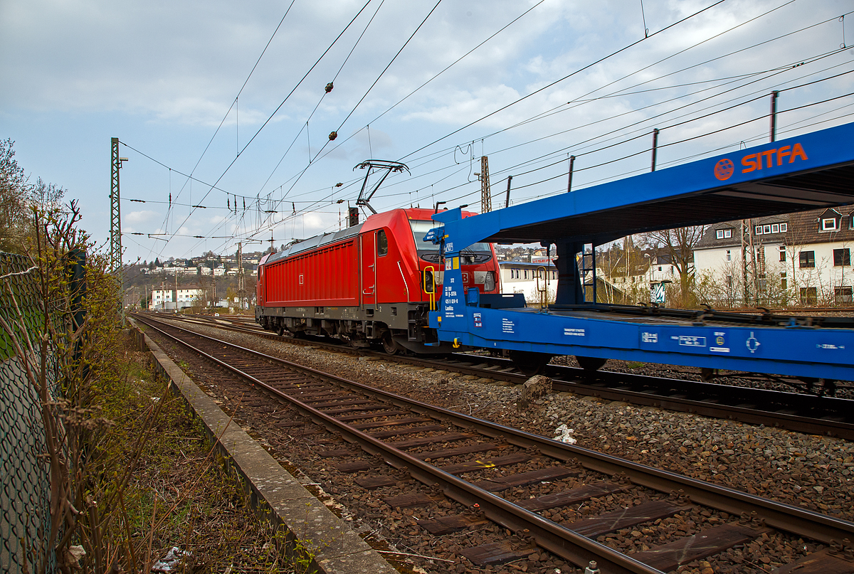 Die DB Cargo 187 189 (91 80 6187 189-6 D-DB) fährt am 21.04.2021 mit einem leeren SITFA-Autotransportzug (dreiachsiger Doppelstock-Autotransportwagen der Gattung Laekks)  durch Siegen, und biegt gleich in Richtung Dillenburg ab.

Die Bombardier TRAXX F140 AC3 wurde 2019 von der Bombardier Transportation GmbH in Kassel unter der Fabriknummer  35588 gebaut.  
