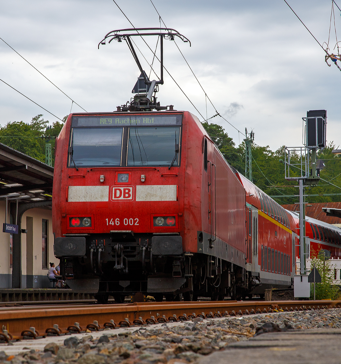 
Die DB Regio 146 002-1 (91 80 6146 002-1 D-DB) mit dem RE 9 (rsx - Rhein-Sieg-Express) Siegen - Köln - Aachen am 27.07.2019 im Bahnhof Betzdorf (Sieg). 