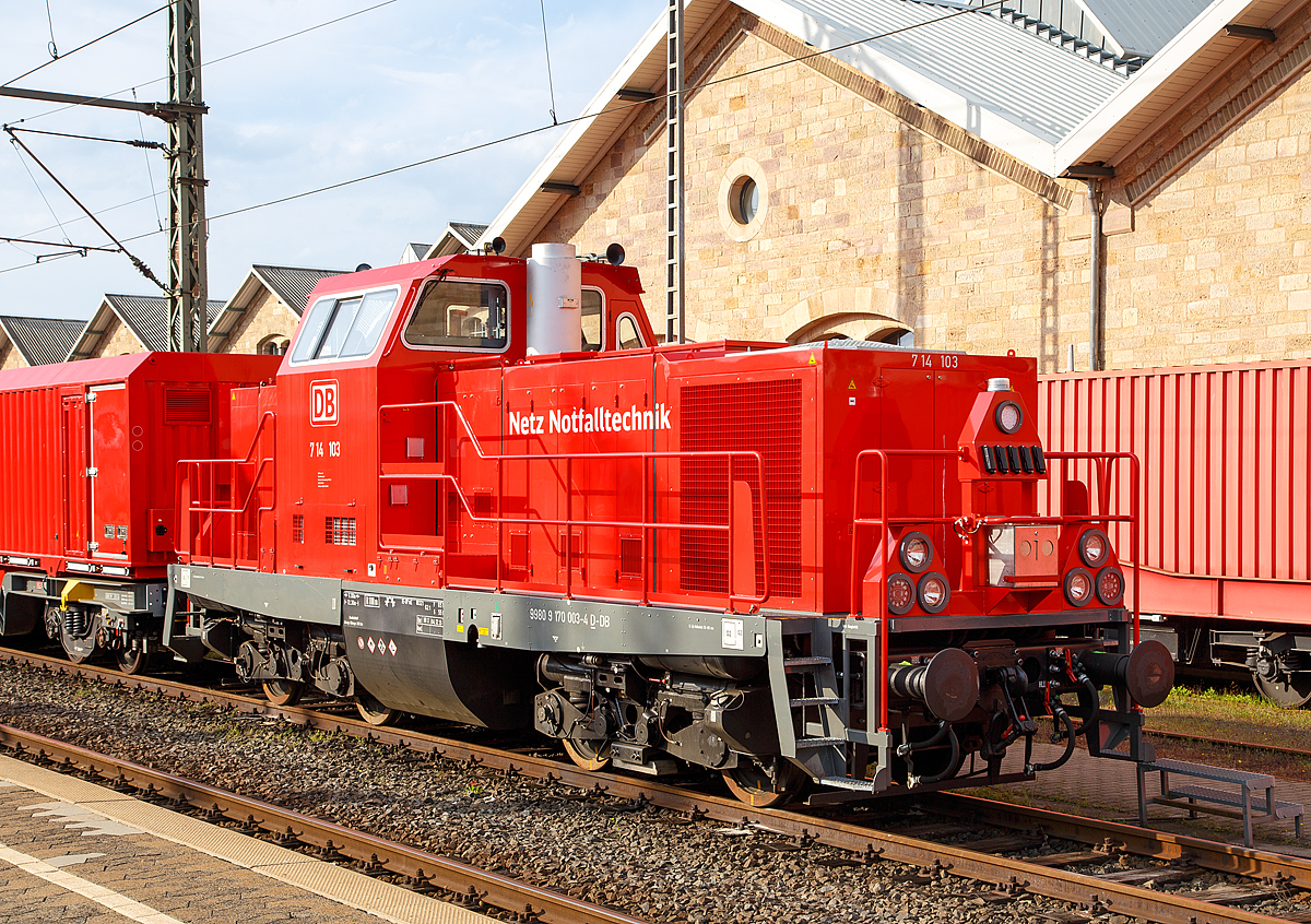 Die DB Rettungszug Lok (Neue Umbaulok für TRZ/Tunnelrettungszug) 714 103 (UCI 99 80 9 170 003-4 D-DB) der DB Netz (Notfalltechnik) am 30.04.2016 in Fulda. Die Lok entstand aus der ex DB 212 158-0, ex DB V 100 2158, welche 1964 von Henschel in Kassel unter der Fabriknummer 30844 gebaut und bereits 1996 bei der DB ausgemustert wurde. 

Die Loks der neuen BR 714.1 (UCI Nr. 99 80 9 170....D-DB) sind neu grundlegend umgebaute Loks der BR 212 bzw. ex DB V 100.20. Die Ursprungslok ist optisch äußerlich kaum auszumachen, Drehgestelle und Rahmen sind wohl die alten. Ob Motor und Getriebe noch die alten sind kann ich hier nicht sagen. Modernisierung zur  Tunnelhilfszuglok  wurde im Werk Bremen-Sebaldsbrück der DB Fahrzeuginstandhaltungs GmbH durchgeführt. Es ist u.a. das Kompetenzzentrum für die Instandhaltung von Großdieselmotoren.

Technische Daten (wie an der Lok angeschrieben):
Spurweite: 1.435 mm (Normalspur)
Achsfolge:  B´B´
Länge über Puffer: 12.300 mm
Drehzapfenabstand: 6.000 mm
Drehgestellachsstand: 2.200 mm
größte Breite: 3.115 mm
kleinster befahrbarer Gleisbogen: 100 m
Dienstgewicht: 62 t
Höchstgeschwindigkeit: 100 km/h
Kraftstoffvorrat: 2.400 l