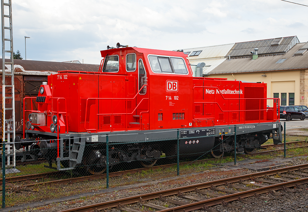 Die DB Rettungszug Lok (Neue Umbaulok für TRZ/Tunnelrettungszug) 714 102 (UCI 99 80 9 170 002-6 D-DB) der DB Netz (Notfalltechnik) am 30.04.2016 in Fulda. Die Lok entstand aus der ex DB 212 343-8, ex DB V 100 2343, welche 1965 von Deutz in Köln unter der Fabriknummer 57743 gebaut wurde. Im Jahr 2004 wurde sie bei der DB z-gestellt und diente eigentlich als Ersatzteilspender, bis sie 2012 nach  Bremen-Sebaldsbrück zum Umbau kam.

Die Loks der neuen BR 714.1 (UCI Nr. 99 80 9 170....D-DB) sind neu grundlegend umgebaute Loks der BR 212 bzw. ex DB V 100.20. Die Ursprungslok ist optisch äußerlich kaum auszumachen, Drehgestelle und Rahmen sind wohl die alten. Ob Motor und Getriebe noch die alten sind kann ich hier nicht sagen. Modernisierung zur  Tunnelhilfszuglok  wurde im Werk Bremen-Sebaldsbrück der DB Fahrzeuginstandhaltungs GmbH durchgeführt. Es ist u.a. das Kompetenzzentrum für die Instandhaltung von Großdieselmotoren.

Technische Daten (wie an der Lok angeschrieben):
Spurweite: 1.435 mm (Normalspur)
Achsfolge:  B´B´
Länge über Puffer: 12.300 mm
Drehzapfenabstand: 6.000 mm
Drehgestellachsstand: 2.200 mm
größte Breite: 3.115 mm
kleinster befahrbarer Gleisbogen: 100 m
Dienstgewicht: 62 t
Höchstgeschwindigkeit: 100 km/h
Kraftstoffvorrat: 2.400 l