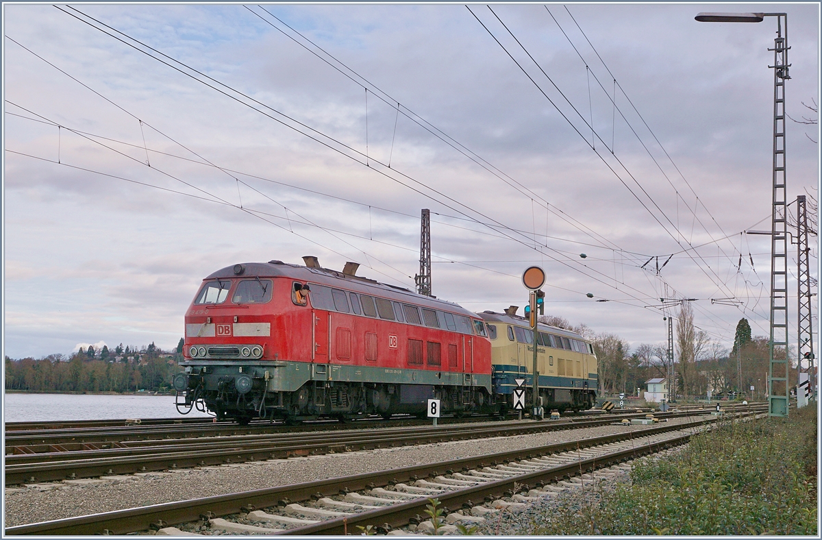 Die DB V 218 419-0 und die Westfrankenbahn V 218 460-4 warten in Lindau auf dem Seedamm auf den EC 191 von Zürich, den die beiden Loks dann nach München bringen werden.

16. März 2019