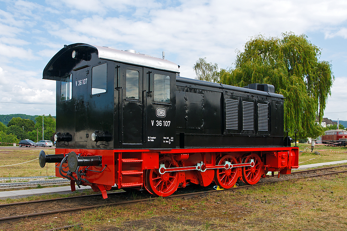 
Die DB V 36 107, ex DB 236 107-9, ex RLM 36280, am 14.06.2014 im DB Museum Koblenz-L�tzel. 

Die Wehrmachtlokomotive vom Typ WR 360 C 14  (Wehrmachtlokomotive f�r Regelspur mit 360 PS, Achsfolge C und einer Achslast von ca. 14 t) wurde 1940 von der Berliner Maschinenbau AG (BMAG) unter der Fabriknummer 11216 gebaut und als Lok 36280 an RLM – Reichsluftfahrtministerium / Luftwaffe geliefert. Nach dem Krieg verblieb sie im Westen und kam so zur Deutschen Bundesbahn (DB), hier wurde sie bis 1968 als DB V 36 107 bezeichnet, mit Einf�hrung des DB-EDV-Nummernschemas wurde sie als DB 236 107-9 bezeichnet, bis sie 1977 bei der DB ausgemustert wurde. Nach der Ausmusterung blieb sie in Bremen als zur museale Erhaltung bzw. als Denkmallok, bis sie 2013 zum DB Museum Koblenz-L�tzel kam.


Gebaut wurden die Loks f�r explosionsgef�hrdete Standorte der Wehrmacht (Raffinerien, Tanklager und Munitionsdepots), aber auch f�r H�fen, Flugpl�tze und �hnliches, wo Dampflokomotiven mit ihren Dampf- und Rauchschwaden sonst die Standorte verraten h�tten. Die deutsche Wehrmacht beschaffte gegen Ende der 1930er-Jahre in mehreren Varianten fast 400 dreiachsige Lokomotiven mit einer Motorleistung von 360 PS. Sie erhielten die Typen-Bezeichnung WR 360 C 14.
Diese Typenbezeichnung beinhaltet folgende Informationen:
Wehrmachtlokomotive f�r Regelspur mit 360 PS, Achsfolge C und einer Achslast von ca. 14 t.


Sowohl die Deutsche Bundesbahn (DB) als auch die Deutsche Reichsbahn (DR) haben nach dem Zweiten Weltkrieg Diesellokomotiven dieser Bauart als Baureihe V 36 eingeordnet. Bei den �sterreichische Bundesbahnen (�BB) wurden die in �sterreich verbliebenen Lokomotiven unter der Baureihe 2065 eingereiht. In dem neuen Nummernplan der DB ab 1968 trugen die Maschinen Baureihenbezeichnung 236, bei der DR ab 1970 die Baureihenbezeichnung 103.


Die Kraft�bertragung vom Dieselmotor zu den R�dern erfolgte �ber ein hydraulisches Mehrstufengetriebe von Voith, eine Blindwelle und Treibstangen.


TECHNISCHE DATREN (V36.1)
Spurweite: 1.435 mm
Achsanordnung:  C 
L�nge �ber Puffer: 9.200 mm
Achsabst�nde:  1.350 mm / 2.600 mm
Gesamtachsstand: 3.950 mm 
Raddurchmesser: 1.100 mm
H�chstgeschwindigkeit:  60 km/h
Dienstgewicht: 38 t
Motorart: 6-Zylinder-viertakt-Diesel-Reihenmotor 
Motorhersteller/-typ: MWM RHS 235 S
Motorleistung:  360 PS (265 kW) bei 600 U/min
Zylinderdurchmesser: 250 mm
Kolbenhub: 350 mm
Hubraum: 103 Liter
