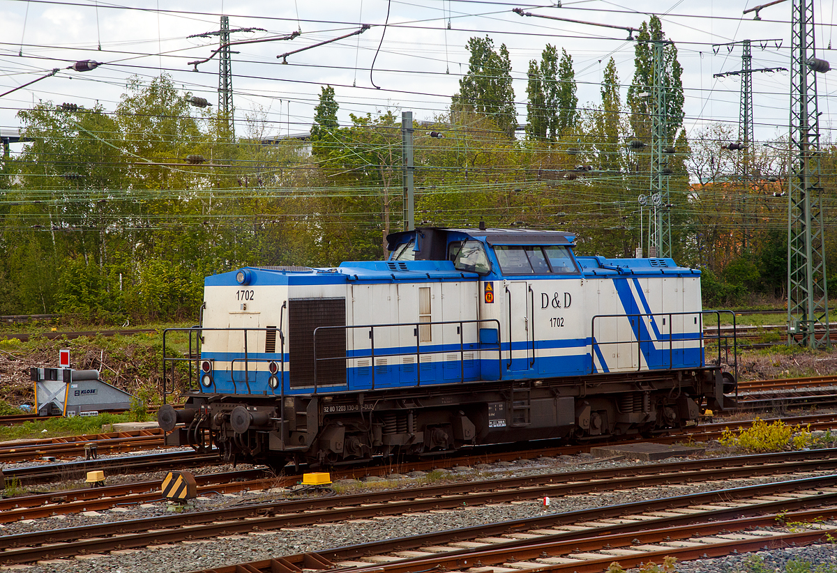 Die D&D 1702 bzw. 203 130-0 (92 80 1203 130-0 D-DUD) der D&D Eisenbahngesellschaft mbH (Hagenow), ex DB 202 602-9, ex DR 112 602-8, ex DR 110 602-0, steht am 30.04.2022 beim Bahnhof Hamm (Westf.). Aufnahme aus dem Zug heraus.

Die Diesellok eine DR V 100.1 wurde 1973 von LEW (VEB Lokomotivbau Elektrotechnische Werke „Hans Beimler“, Hennigsdorf) unter der Fabriknummer 13920 gebaut und als DR 110 602-0 an die Deutsche Reichsbahn ausgeliefert. 1984 erfolgte bereits eine Remotorisierung/Umbau im Bw Meiningen und die Umzeichnung in DR 112 602-8. Zum 01.01.1992 erfolgte die Umzeichnung in DR 202 602-9 und zum 01.01.1994 dann DB AG. Die Ausmusterung bei der DB erfolgte 1999. Im Jahre 1998 ging sie an die SFZ - Schienenfahrzeugzentrum Stendal. Von der ALS - ALSTOM Lokomotiven Service GmbH in Stendal erfolgte dann 2002 der Umbau gem�� Umbaukonzept  BR 203.1  in die heutige 203 130-0. Im Jahr  2007 wurde sie an die D&D Eisenbahngesellschaft mbH (Hagenow) verkauft.
