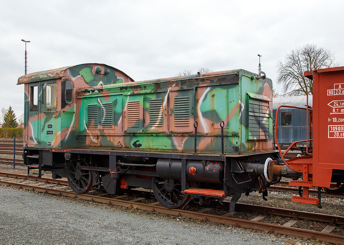 Die DDM V20 043 (Deutz 39624) eine ehemalige Wehrmachtslokomotive WR 200 B 14 am 26.03.2016 im DDM - Deutschen Dampflokomotiv-Museum in Neuenmarkt-Wirsberg, in einer Wehrmachts-Tarnlackierung.

Die Wehrmachtslokomotive vom Typ WR 200 B 14 (Deutz Typ A6M 324 R) wurde 1943 von Deutz / KHD unter der Fabriknummer  39624 gebaut und an das OKH - Oberkommando des Heeres f�r den Eisenbahn-Pionierpark Rehagen-Klausdorf geliefert. Nach dem Krieg gelangte sie zur Britischen Armee (BAOR - British Army of the Rhine, sp�ter British Army, RCT - Royal Corps of Transportation). Im Jahre 1986 ging sie zur Museumseisenbahn Paderborn hier wurde sie dann als V 20 043 (in Anlehnung an das DB-Schema) bezeichnet. Bis sie 1989 zum DDM - Deutsches Dampflokomotiv-Museum in Neuenmarkt-Wirsberg kam (hier wird sie als V 20 042 gef�hrt).

Diese Fahrzeuge verk�rpern die zweiachsige, 200 PS-Version der typisierten Wehrmachts-Diesellokomotive, deren urspr�ngliche Bezeichnung WR 200 B14 lautete. Dabei stand das W f�r Wehrmacht, das R f�r Regelspur, gefolgt von Leistung, Achsfolge und Achsdruck. Insgesamt 129 Lokomotiven wurden zwischen 1939 und 1943 von den Herstellern Berliner Maschinenbau (BMAG), Deutz und Gmeinder sowie Jung und Deutsche Werke f�r die Wehrmacht gebaut. 

Die Loks hatten einen langsam laufenden 6-Zylinder-Schiffsdieselmotor. Die Kraft�bertragung erfolgte hydraulisch und �ber Blindwelle und Stangen auf die Achsen. Die erfolgreiche Verwendung der hydraulischen Kraft�bertragung �ber ein Voith-Getriebe brachte dieser Technik den Durchbruch weltweit. Die WR-Lok verf�gten �ber zwei Fahrstufen. Die damit erreichbare H�chstgeschwindigkeit im Rangiergang sind 30 km/h, im Streckengang 60 km/h. Haupteinsatzgebiet der WR200B14 wurden Nachschubdepots und Versorgungslager von Heer und Luftwaffe.

Nach dem Zweiten Weltkrieg verblieben 23 Fahrzeuge bei der Deutschen Bundesbahn, die sie als Baureihe V 20 (V 20 001, 002, 005–008, 020–023, 030–041, 050) in ihrem Bestand f�hrte. 1968 erhielten die zwanzig zu diesem Zeitpunkt noch vorhandenen Lokomotiven die Baureihenbezeichnung 270. Im Jahre 1979 wurde mit der 270 035 die letzte Maschine ausgemustert.

TECHNISCHE DATEN:
Spurweite: 1.435 mm (Normalspur)
Achsformel: B
L�nge �ber Puffer: 8.000 mm
Dienstgewicht:  27 t
Achslast: 14,0 t
H�chstgeschwindigkeit:  60km/h
Installierte Leistung: 147 kW (200 PS)
Treibraddurchmesser:  1.100 mm
