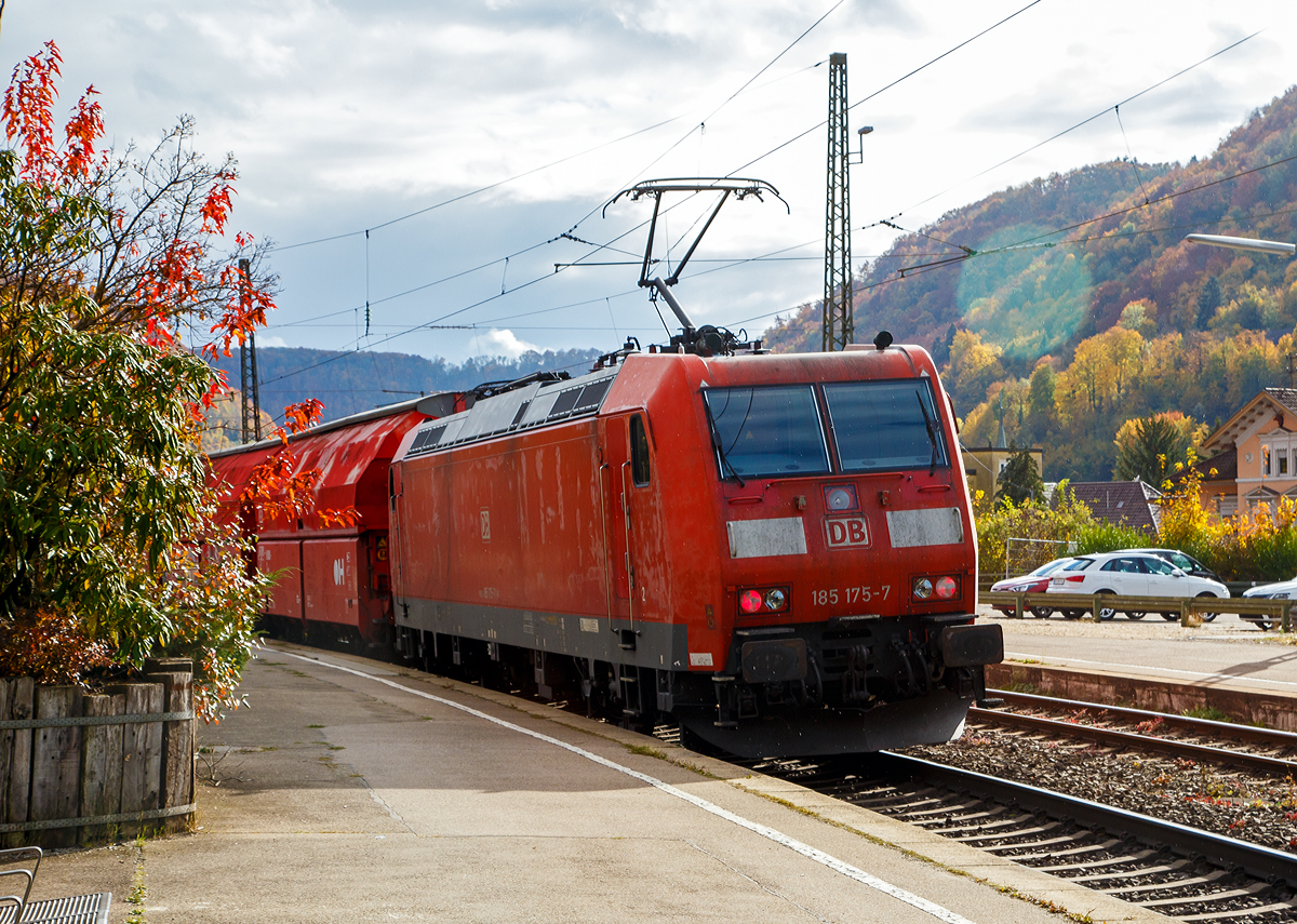 Die derzeitige Geislinger Schublok, die 185 175-7 (91 80 6185 175-7 D-DB) der DB Cargo AG, leistet am 26.10.2021 in Geislingen (Steige) der DB Cargo 185 363-9 mit ihrem Kalkzug (gedeckte Schüttgutwagen mit schlagartiger Schwerkraftentladung, der Gattung Falns 970) Schubhilfe. Gleich geht es die Geislinger Steige hinauf. Zwischen Geislingen und Amstetten steigt die Strecke der Filstalbahn bis zu 22,5 ‰ an. Nach dem Erreichen der Höhe bei Amstetten (Württ), fährt sie wieder nach Geislingen zurück.
