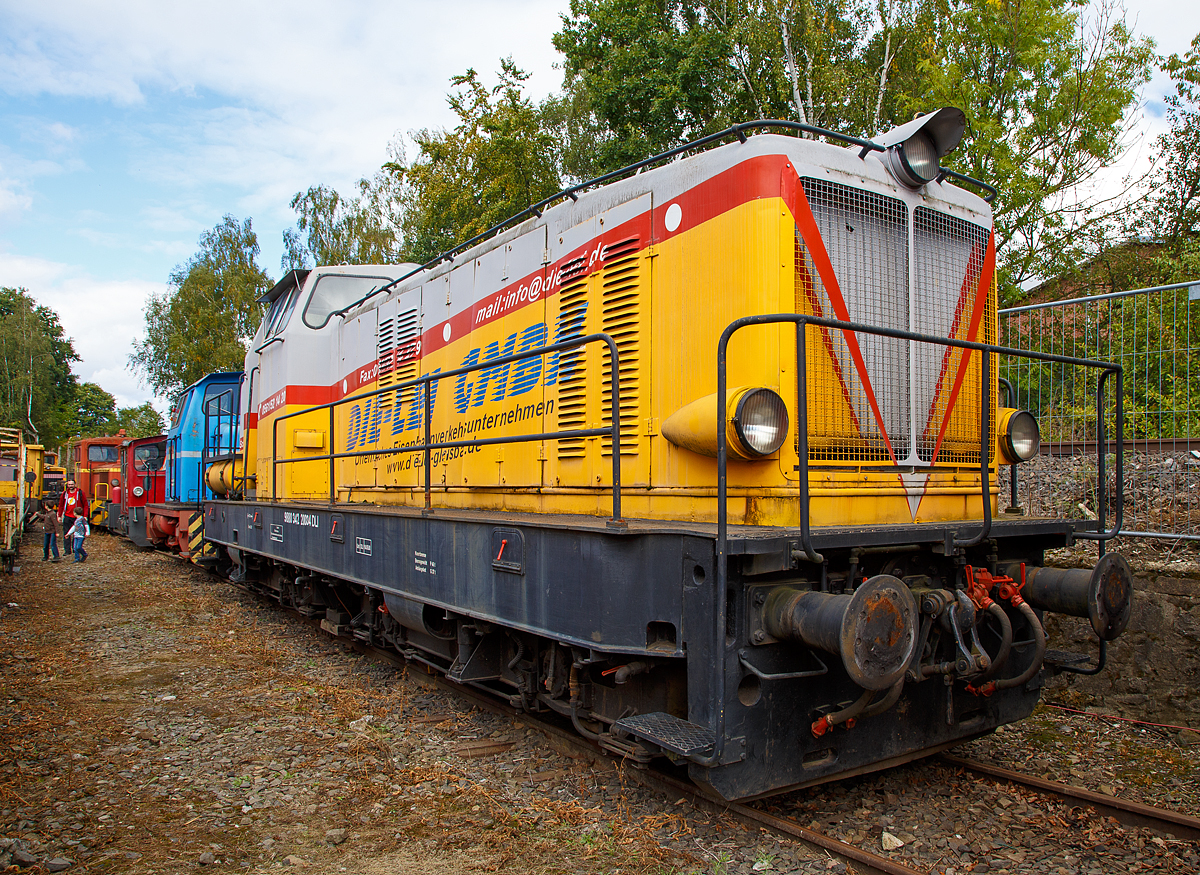 
Die Deutz 57250, ex Die-Lei GmbH „DLI 114“ (98 80 3422 003-4 D-DLI), ex OHE 120 069 (Osthannoversche Eisenbahnen AG), ex BAG „M 13“ (Bayernwerk AG) und ex BBI „M 13“ (Bayerische Braunkohlen-Industrie AG, Schwandorf), eine DG 1000 BBM am 02.10.2016 beim Tag der offenen T�r der BLE Butzbach-Licher Eisenbahnfreunde e. V. in Butzbach.

Die Dieselhydraulische Lok vom Typ DG 1000 BBM wurde 1961 von Kl�ckner-Humboldt-Deutz (KHD) in K�ln unter der Fabriknummer 57250 gebaut und an die Bayerische Braunkohlen-Industrie AG in Schwandorf (ab 1982 Bayernwerk AG) als M 13 geliefert. Im Jahre 1994 ging sie �ber On Rail an die OHE (Osthannoversche Eisenbahnen AG in Celle, hier trug sie die Bezeichnung 120069 trug bis sie 2005 f�r 2 Jahre an die an TEL (Touristik-Eisenbahn L�neburger Heide GmbH in L�neburg ging (wieder als M 13). �ber einen H�ndler kam sie dann 2008 f�r 1 1/2 Jahre zur DIE-LEI - Dienstleistungen f�r den Gleisbau GmbH in Kassel  als DLI 114 (98 80 3422 003-4 D-DLI)

Die DG 1000 BBM war zun�chst mit einem 1000 PS-Motor die leistungsst�rkste einmotorige Bauart im sogenannten Typenprogramm 1959 von Kl�ckner-Humboldt-Deutz (KHD). Mit der Entwicklung eines st�rkeren Motors wurde ab 1960 auch eine Bauart mit 1200 PS unter der Bezeichnung DG 1200 BBM ausgeliefert. In st�rkeren Loks wurden dann zwei Motoren verbaut.  Im Fahrzeugeinstellungsregister des EBA wurde der DG 1000 BBM die Baureihennummer 98 80 3422 zugeteilt.    

KHD war damit zu Beginn der 1960er-Jahre neben der Kieler Firma MaK der einzige Anbieter von Diesellokomotiven f�r Privatbahnen mit einer Leistung von 1000 und mehr PS. W�hrend MaK mit den Stangenlokomotiven jedoch noch einen Antrieb mittels Kuppelstangen nutzte, setzte KHD schon auf Drehgestell-Lokomotiven mit Gelenkwellenantrieb.

Als Antriebsaggregat wurde ein stehender Zw�lfzylinder-V-Zweitaktmotor vom Typ T12M625 mit 25 cm Kolbenhub verwendet. Ein charakteristisches Aussehen verliehen den Loks vor allem die zun�chst verbauten, tropfenf�rmigen Lampen, die jedoch sp�ter an fast allen Loks zugunsten einer wesentlich unauff�lligeren Bauart abgebaut wurden.

Insgesamt wurden 21 Lokomotiven dieses Typs gebaut und an verschiedene Privat- und Werkbahnen verkauft. Die meisten Bahnen kauften nur eine oder zwei Lokomotiven, mehr als zwei Exemplare erhielten die Bayerische Braunkohlen-Industrie (BBI, 3 Loks), und die Mannesmann-H�ttenwerke in Duisburg (4 Loks).

TECHNISCHE DATEN:
Spurweite: 1.435 mm (Normalspur)
Achsformel: B´B´
Baujahre: 1959–1968
L�nge �ber Puffer: 13.300 mm
Dienstgewicht: 80 t
H�chstgeschwindigkeit: 70 km/h
Installierte Leistung:  736 KW (1.000 PS)
Motorbauart: KHD  T12M625
Leistungs�bertragung:  hydraulisch
Getriebe: Voith L306r

Die Aufschl�sselung der Typenbezeichnung DG1000BBM:
D = Gro�diesellok
G = Kraft�bertragung �ber Gelenkwelle
1 0 0 0 = Motorleistung (rund 1000 PS)
BB = Achsfolge (Lok mit Drehgestell mit je zwei Achsen)
M = Mittelf�hrerhaus