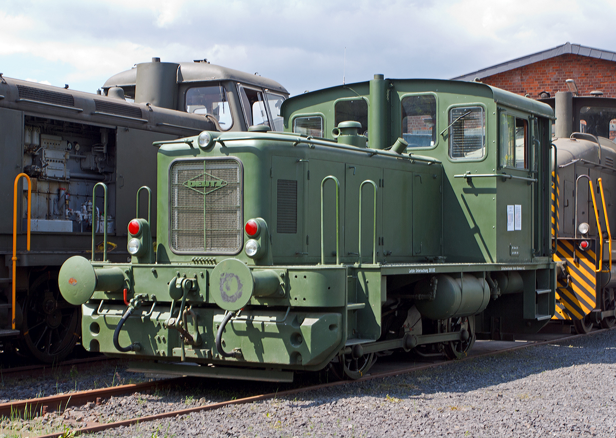 
Die Deutz 57513 - eine DEUTZ  KS 230 B Diesellokomotive ehemals der Bundeswehr, am 18.05.2014 ausgestellt beim Erlebnisbahnhof Westerwald der Westerw�lder Eisenbahnfreunde 44 508 e. V. hier war Museumstag. Die Lok ist Eigentum vom Milit�rhistorisches Museum Dresden und eine Leihgabe an die Eisenbahnfreunde. In der Lokstation Westerburg findet man eine einzigartige Spezialsammlung von Schienenfahrzeugen der Bundeswehr.

Die Lok wurde 1962 bei Deutz unter der Fabriknummer 57513 gebaut und an die BW (Fliegerhorstgruppe Erding) ausgeliefert, 2007 wurde sie au�er Dienst gestellt.

Die Lokomotive KS 230 B ist die Weiterentwicklung der A12L 614 R und kam Anfang der Sechziger Jahre auf den Markt. Die erste Maschine wurde am 28. Februar 1962 ausgeliefert.
Die DEUTZ-Diesellok KS 230 B (A12L 714A) ist eine zweiachsige Rangiermaschine mit hydraulischer Kraft�bertragung und Stangenantrieb. Als Antriebsmotor wird der luftgek�hlte DEUTZ-Vielstoffmotor A12L 714 A mit einer Leistung von 230 PS verwandt. Die Motorleistung wird �ber eine Gummi-D�mpfungskupplung und Gelenkwelle auf das VOITH-Getriebe L 33 yUb �bertragen. Von hier aus wird die Antriebskraft �ber das angeflanschte Wendegetriebe auf die zwischen den Achsen liegende Blindwelle weitergeleitet, die �ber Kurbeln, Treib- und Kuppelstangen beide Rads�tze antreibt. Die Lokomotive hat ein Dienstgewicht von etwa 28 Tonnen und erreicht bei einer Zugkraft von 7000 kg auf gerader horizontaler Strecke eine Maximalgeschwindigkeit von 30 km/h. Der Kraftstoffverbrauch betr�gt bei 50 % Durchschnittsbelastung um die 22 Kilogramm Dieseltreibstoff pro Stunde.

Am 19. Dezember 1961 wurde zwischen dem Bundesamt f�r Wehrtechnik und Beschaffung und der KHD AG, K�ln-Deutz, der Hauptvertrag �ber die Lieferung von 21 Lokomotiven geschlossen. Diese Fahrzeuge waren f�r den Einsatz in Liegenschaften der Luftwaffe und Marine bestimmt. Sie erhielten die Versorgungsartikel-Bezeichnung:  Lokomotive, Vielstoff, 1.435 mm Spurbreite, 200 PS  und wurden der Versorgungsnummer 2210-12-137-0042 zugeordnet.
Die Inbetriebsetzung der Maschinen bedeutete allerdings nicht f�r alle Fahrzeuge auch gleichzeitig den geplanten Einsatz. Viele b�rokratische Hemmnisse, fehlende Infrastruktur und Betriebskostenrechnungen aus unterschiedlichster Betrachtungsweise f�hrten dazu, dass Ende 1963 nur acht der Loks im planm��igen Einsatz waren. Die �brigen dreizehn Loks standen unbenutzt an den einzelnen Standorten abgestellt. Mangelnde Erfahrung, nicht erfolgte Wartungen und mangelhafte Unterbringung der Fahrzeuge f�hrten naturgem�� zu St�rungen bei den nachfolgenden Inbetriebnahmen.

Der Ersatzteilservice, anstehende Reparaturen, sowie Frist- und Hauptuntersuchungen, wurden bis zur Einstellung der Lokomotivproduktion bei KHD K�ln-Deutz, vom Lieferanten im Einzelauftragsverfahren vorgenommen.
Ab 1972 �bernahm die Firma Henschel & Sohn, Kassel die Wartung und Instandsetzung von Deutz - Lokomotiven.
Das Bundesamt f�r Wehrtechnik und Beschaffung strebte allerdings zur Kostenreduzierung den Abschluss eines Instandhaltungs - Rahmenvertrages f�r alle Lokomotiven der Bundeswehr an. Es galt eine Werkstatt zu finden, die �ber das notwendige Know-How verf�gte, um alle Arbeiten �ber die gesamte Palette der Bundeswehr - Lokomotiven fachgerecht auszuf�hren. In Moers wurde man f�ndig und so wurde wurde am 09. Juli 1975 ein Vertrag zwischen der Firma MaK Kiel, Reparaturwerk Moers und dem BwB Koblenz geschlossen, der den gesamten Bestand von damals 50 regelspurigen Lokomotiven umfasste.
Quelle: http://www.bundeswehrloks.de/


Technische Daten:
Typ:  KS 230 B
Spurweite: 1.435 mm (Normalspur)
L�nge �ber Puffer:   7.310 mm
Achsanzahl:  zwei (B-dh)
Motor:  KHD luftgek�hlter 12-Zylinder-V- Vielstoffmotor A12L 714 A
Hubraum: 19,0 l
Leistung: 170 kW (230 PS) bei 2000 U/min
Getriebe: Voith L 33 yUb
Antrieb�bertragung: s.o.
Dienstgewicht:  28 t
H�chstgeschwindigkeit: 32 km/h
Raddurchmesser  850 mm
Anfahrzugkraft  9000 kg / 90 kN
Bremse:  Knorr Druckluftbremse
