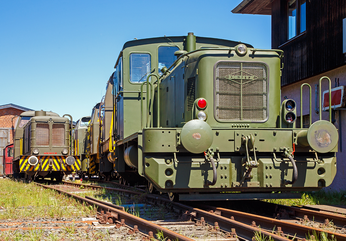Die Deutz 57513 - eine DEUTZ KS 230 B Diesellokomotive ehemals der Bundeswehr, am 06.05.2018 ausgestellt beim Erlebnisbahnhof Westerwald der Westerwälder Eisenbahnfreunde 44 508 e. V. hier war Museumstag. Die Lok ist Eigentum vom Militärhistorisches Museum Dresden und eine Leihgabe an die Eisenbahnfreunde. In der Lokstation Westerburg findet man eine einzigartige Spezialsammlung von Schienenfahrzeugen der Bundeswehr.

Die Lok wurde 1962 bei Deutz unter der Fabriknummer 57513 gebaut und an die BW (Fliegerhorstgruppe Erding) ausgeliefert, 2007 wurde sie außer Dienst gestellt.

Die Lokomotive KS 230 B ist die Weiterentwicklung der A12L 614 R und kam Anfang der Sechziger Jahre auf den Markt. Die erste Maschine wurde am 28. Februar 1962 ausgeliefert.
Die DEUTZ-Diesellok KS 230 B (A12L 714A) ist eine zweiachsige Rangiermaschine mit hydraulischer Kraftübertragung und Stangenantrieb. Als Antriebsmotor wird der luftgekühlte DEUTZ-Vielstoffmotor A12L 714 A mit einer Leistung von 230 PS verwandt. Die Motorleistung wird über eine Gummi-Dämpfungskupplung und Gelenkwelle auf das VOITH-Getriebe L 33 yUb übertragen. Von hier aus wird die Antriebskraft über das angeflanschte Wendegetriebe auf die zwischen den Achsen liegende Blindwelle weitergeleitet, die über Kurbeln, Treib- und Kuppelstangen beide Radsätze antreibt. Die Lokomotive hat ein Dienstgewicht von etwa 28 Tonnen und erreicht bei einer Zugkraft von 7000 kg auf gerader horizontaler Strecke eine Maximalgeschwindigkeit von 30 km/h. Der Kraftstoffverbrauch beträgt bei 50 % Durchschnittsbelastung um die 22 Kilogramm Dieseltreibstoff pro Stunde.

Am 19. Dezember 1961 wurde zwischen dem Bundesamt für Wehrtechnik und Beschaffung und der KHD AG, Köln-Deutz, der Hauptvertrag über die Lieferung von 21 Lokomotiven geschlossen. Diese Fahrzeuge waren für den Einsatz in Liegenschaften der Luftwaffe und Marine bestimmt. Sie erhielten die Versorgungsartikel-Bezeichnung:  Lokomotive, Vielstoff, 1.435 mm Spurbreite, 200 PS  und wurden der Versorgungsnummer 2210-12-137-0042 zugeordnet.
Die Inbetriebsetzung der Maschinen bedeutete allerdings nicht für alle Fahrzeuge auch gleichzeitig den geplanten Einsatz. Viele bürokratische Hemmnisse, fehlende Infrastruktur und Betriebskostenrechnungen aus unterschiedlichster Betrachtungsweise führten dazu, dass Ende 1963 nur acht der Loks im planmäßigen Einsatz waren. Die übrigen dreizehn Loks standen unbenutzt an den einzelnen Standorten abgestellt. Mangelnde Erfahrung, nicht erfolgte Wartungen und mangelhafte Unterbringung der Fahrzeuge führten naturgemäß zu Störungen bei den nachfolgenden Inbetriebnahmen.

Der Ersatzteilservice, anstehende Reparaturen, sowie Frist- und Hauptuntersuchungen, wurden bis zur Einstellung der Lokomotivproduktion bei KHD Köln-Deutz, vom Lieferanten im Einzelauftragsverfahren vorgenommen.
Ab 1972 übernahm die Firma Henschel & Sohn, Kassel die Wartung und Instandsetzung von Deutz - Lokomotiven.
Das Bundesamt für Wehrtechnik und Beschaffung strebte allerdings zur Kostenreduzierung den Abschluss eines Instandhaltungs - Rahmenvertrages für alle Lokomotiven der Bundeswehr an. Es galt eine Werkstatt zu finden, die über das notwendige Know-How verfügte, um alle Arbeiten über die gesamte Palette der Bundeswehr - Lokomotiven fachgerecht auszuführen. In Moers wurde man fündig und so wurde wurde am 09. Juli 1975 ein Vertrag zwischen der Firma MaK Kiel, Reparaturwerk Moers und dem BwB Koblenz geschlossen, der den gesamten Bestand von damals 50 regelspurigen Lokomotiven umfasste.
Quelle: http://www.bundeswehrloks.de/

Technische Daten:
Typ: KS 230 B
Spurweite: 1.435 mm (Normalspur)
Länge über Puffer: 7.310 mm
Achsanzahl: zwei (B-dh)
Motor: KHD luftgekühlter 12-Zylinder-V- Vielstoffmotor A12L 714 A
Hubraum: 19,0 l
Leistung: 170 kW (230 PS) bei 2000 U/min
Getriebe: Voith L 33 yUb
Antriebübertragung: s.o.
Dienstgewicht: 28 t
Höchstgeschwindigkeit: 32 km/h
Raddurchmesser 850 mm
Anfahrzugkraft 9000 kg / 90 kN
Bremse: Knorr Druckluftbremse
