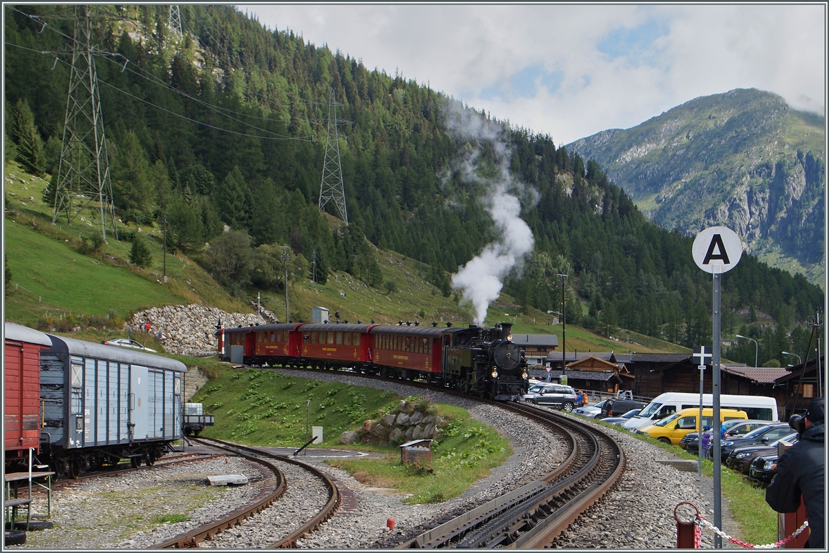 Die DFB H 3/4 N� 9 erreicht mit einem Jubil�umszug 100 Jahre Brig  - Gletsch den Bahnhof Oberwald. 
16. Aug. 2014
