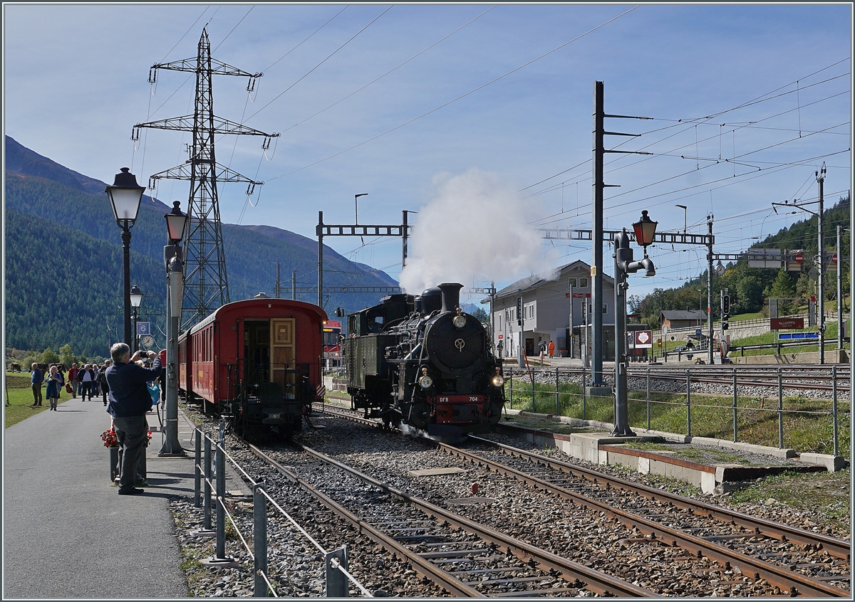 Die DFB HG 4/4 704 ist mit ihrem Dampfzug in Oberwald eingetroffen und rangiert nun für die Rückfahrt. 

30. Sept. 2021