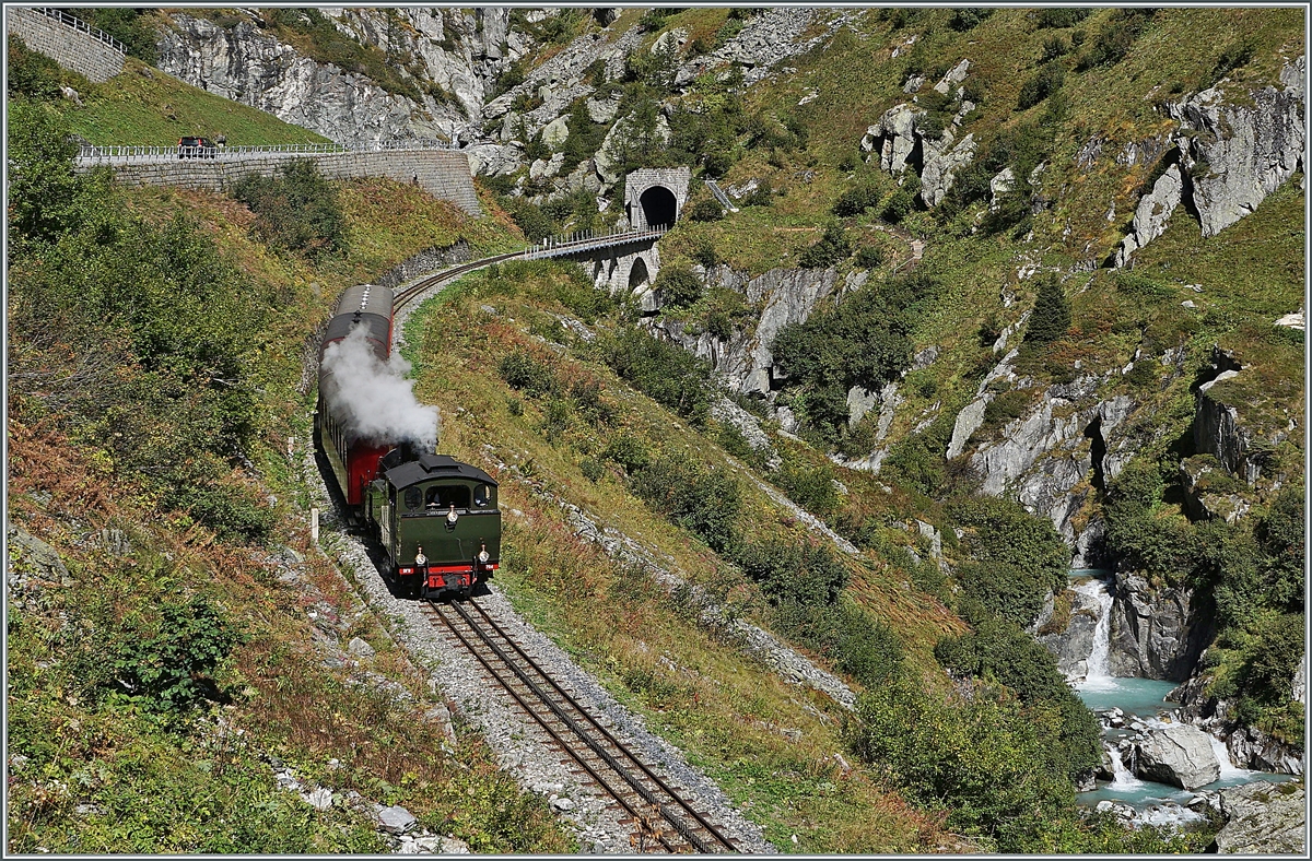 Die DFB HG 4/4 704 fährt der jungen Rhone entlang ihrem Ziel Oberwald entgegen. 

30. Sept. 2021