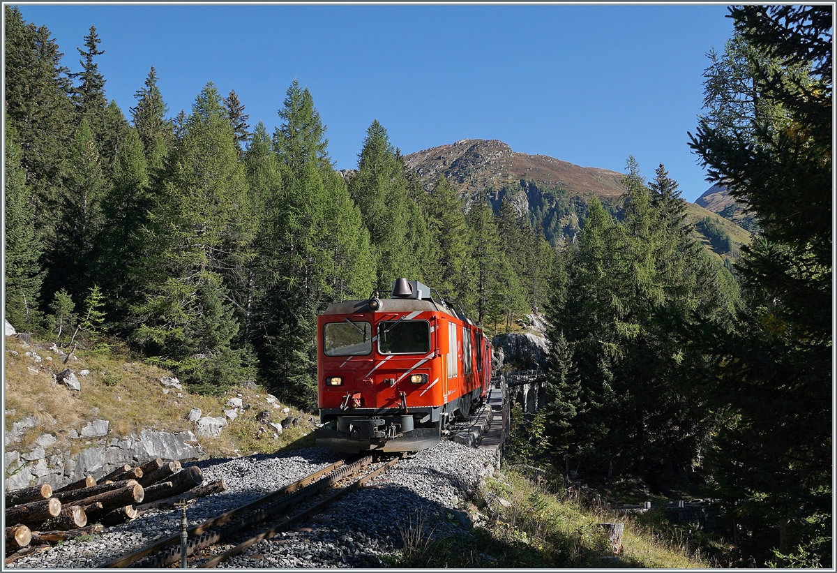 Die DFB HGm 4/4 61 erreicht von Realp kommend mit ihrem  Wanderexpress  325 in Kürze Oberwald. Im Gegensatz zu den Dampfzügen sind die Dieselzüge nicht reservationspflichtig und nehmen auch Fahrräder mit. 

30. Sept. 2021