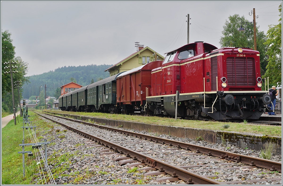 Die Diesellok 211 041-9 (92 80 1211 041-9 D-NeSA) mit einem stimmigen Zug aus Umbauwagen wartet als  Morgenzug  im Bahnhof Zollhaus Blumberg auf die Abfahrt. 

27. August 2022