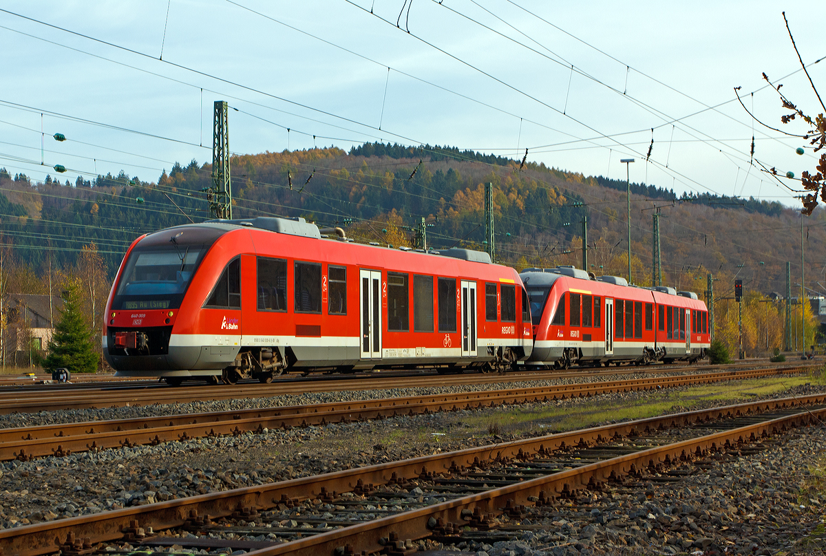 
Die Dieseltriebwagen  Alstom Coradia LINT 27 (640 009-6) in Doppeltraktion mit einem Alstom Coradia LINT 41 (648 705-1 / 648 205-2) der DreiLänderBahn fährt am 09.11.2014 als RB 95 (Dillenburg-Siegen-Au/Sieg) von Betzdorf/Sieg weiter in Richtung Au(Sieg),