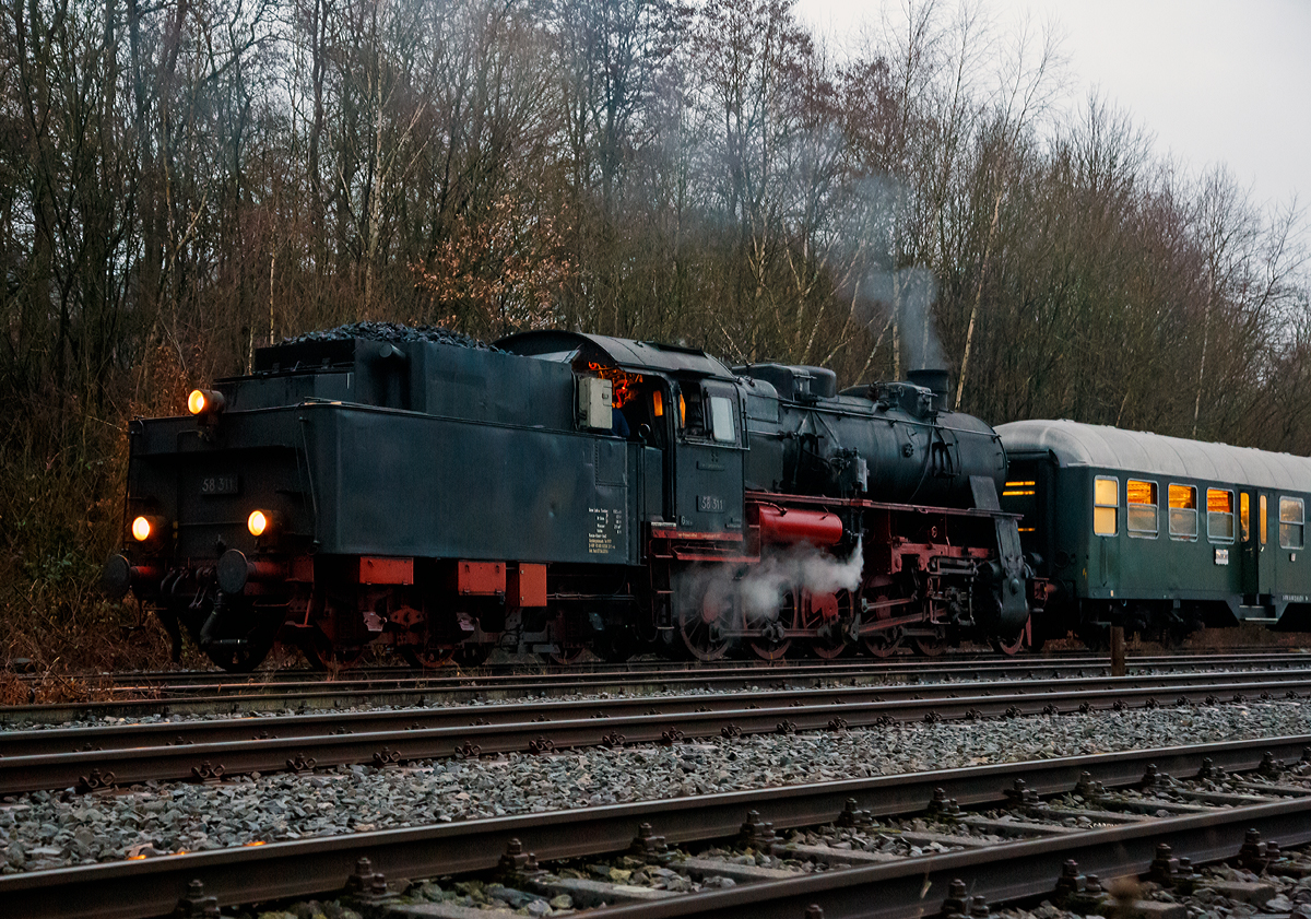 
Die Dreizylinder-Güterzug-Dampflokomotive 58 311 der UEF Ulmer Eisenbahnfreunde (ex DR 58 1111-2, ex DR 58 311, ex G 12 Baden 1125), hat am 26.01.2018 mit dem Sonderzug der Eisenbahnfreunde Treysa e.V., im Bahnhof Herdorf Hp 0.

Der Dampfsonderzug befand sich auf seiner Rückfahrt von der Bindweide nach Treysa.