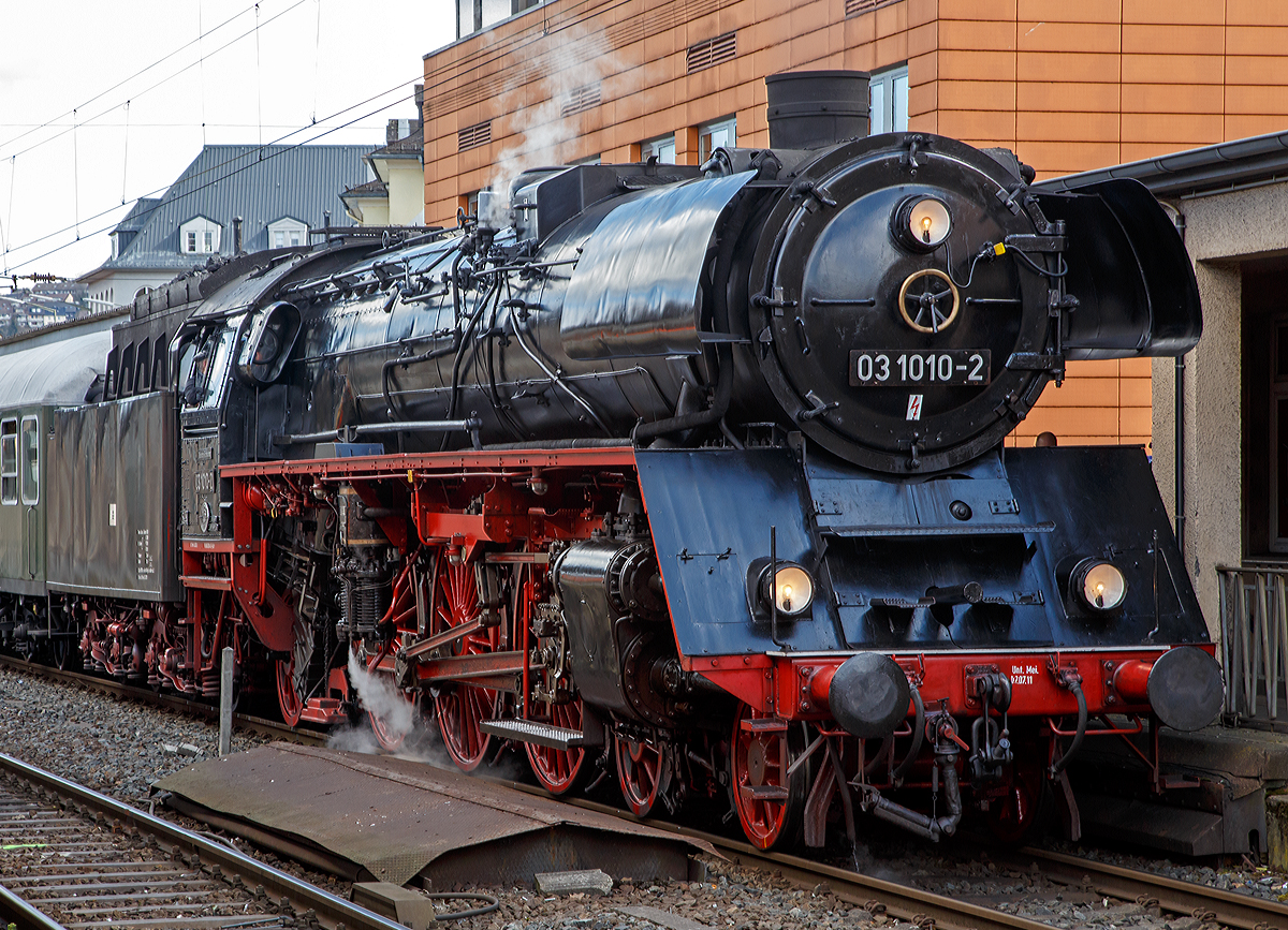 Die Dreizylinder-Schnellzug-Dampflokomotive 03 1010-2, ex DR 03 0010-3,  der Traditionsgemeinschaft Bw Halle P e.V. fährt am 05.04.2015 mit dem Dampfsonderzug (Osterfahrt) der Eisenbahnfreunde Treysa e.V. im Hauptbahnhof Siegen.

Die Lok wurde 1940 von der Lokomotivfabrik Borsig in Berlin unter der Fabriknummer 14921gebaut, der Kessel (ReKo-Kessel) wurde 1959 vom Raw Meiningen unter Fabriknummer 23 gebaut. Die meisten Lok bekamen im Rekonstruktionsprogramm eine Mischvorwärmer-Anlage, jedoch nicht die 03 1010 sie behielt ihre Oberflächenvorwärmer. Da die Lok mit Riggenbach-Gegendruckbremsen ausgestattete Lokomotiven, bei der VES M in  Halle vorwiegend als Bremslokomotiven eingesetzt wurden. Der gekuppelte Tender ist von der ehem. 03 1016. 

Vom August 1967 bis Januar 1982 wurde die Lok mit einer Ölfeuerung eingesetzt und fuhr somit als DR 03 0010-3.

Eigentümer der Lok ist das DB Museum Nürnberg, sie ist eine Leihgabe an den Förderverein Schnellzugdampflok 03 1010 e.V. Seit Juli 2011 ist die Lok wieder betriebsfähig. Im August 2014 erhielt die Lok im DLW Meiningen eine Kesseluntersuchung. Im Verlauf ihres Lokomotivlebens hat die 03 1010 bisher mehr als 2,3 Millionen Kilometer zurückgelegt, seit der Wiederinbetriebnahme sind es schon über 80.000 km.
Die angeschriebene NVR-Nummer ist 90 80 0013 010-8 D-HLP.

Der geplante Schnellzugverkehr mit Dampflokomotiven bei der  Deutschen Reichsbahn zum Ende der 1930er Jahre, erforderte für den  Einsatz auf Strecken mit nur 18 t Achslast eine Weiterentwicklung der  erfolgreichen, aber mit 130 km/h zu langsamen Baureihe 03. Wie auch bei  der Baureihe 01, entschied sich die Hauptverwaltung der Reichsbahn für  den Bau einer Dreizylinder-Lokomotive mit Stromlinienverkleidung. 

Die Baureihe 03.10 erhielt ein Dreizylindertriebwerk mit  einfacher Dampfdehnung, wobei das mittlere Triebwerk (Innenzylinder) die 1.  Kuppelachse und die beiden Außentriebwerke die 2. Kuppelachse antreiben.  Mit dem Drillingstriebwerk wurde eine höhere Laufruhe im Bereich der  Höchstgeschwindigkeit erreicht. Die ursprüngliche Höchstgeschwindigkeit  der Maschinen von 150 km/h ist im Jahr 1941 auf Verfügung des  Reichsverkehrsministeriums auf 140 km/h herabgesetzt worden, dies hat heute noch bestand.

Nach dem Ende des Zweiten Weltkrieges blieben insgesamt 21 Lokomotiven der Baureihe 03.10 im Bestand der Deutschen Reichsbahn der DDR. Schon kurz nach dem Krieg entfernte man die nun unnötig  gewordene Stromlinienverkleidung von den Lokomotiven. Zur Deutschen Bundesbahn kamen 26 Maschinen von denen die letzte bereits 1966 ausgemustert und verschrottet wurde.

Technische Daten:
Spurweite: 1.435 mm
Bauart:  2'C1' h3
Gattung: S 36.18
Dienstgewicht (Lok und Tender):   164,7 t
Radsatzfahrmasse: 18,8 t
Länge über Puffer: 23.905 mm
Leistung:  ca. 1.900 PS
Höchstgeschwindigkeit: 140 km/h
Treibraddurchmesser: 2.000 mm
Laufraddurchmesser vorn: 1.000 mm
Laufraddurchmesser hinten: 1.250 mm
Steuerungsart:  für Außen- und Innentriebwerk unabhängig voneinander arbeitende Heusinger Steuerung
Zylinderanzahl:  3
Zylinderdurchmesser:  470 mm
Kolbenhub:  660 mm
Kesselüberdruck:  20 bar
Rostfläche: 3,89 m²
Überhitzerfläche: 72,22 m²
Verdampfungsheizfläche: 203,15 m²
Tender: 2'2 T 34
Brennstoffvorrat: 10t (Kohle)
Wasserkasteninhalt: 34 m³
