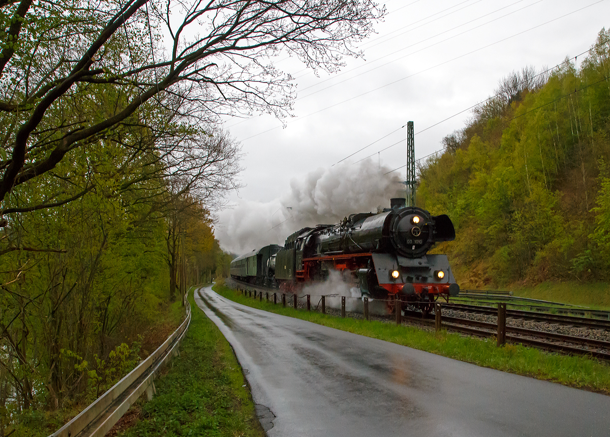
Die Dreizylinder-Schnellzugdampflok 03 1010 (90 80 0013 010-8 D-HLP), ex DR 03 0010-3, der Traditionsgemeinschaft Bw Halle P e.V. mit dem Dampfsonderzug der Eisenbahnfreunde Treysa e.V. nach Koblenz, rauscht mit hoher Geschwindigkeit am 22.04.2017 durch Wissen an der Sieg. Leider nicht das bestem Wetter und Licht...

Ab 1940 wurden 60 Exemplare dieser dreizylindrigen Baureihe 03.10 als Weiterentwicklung der Baureihe 03 gebaut, die 03 1010 ist die letzte betriebsfähige Lokomotive dieser Baureihe. Ihre Höchstgeschwindigkeit von 140 km/h erreicht sie mit einer Leistung von 1900 PS. Die Schnellzuglokomotive 03 1010 steht im Eigentum des DB Museums.