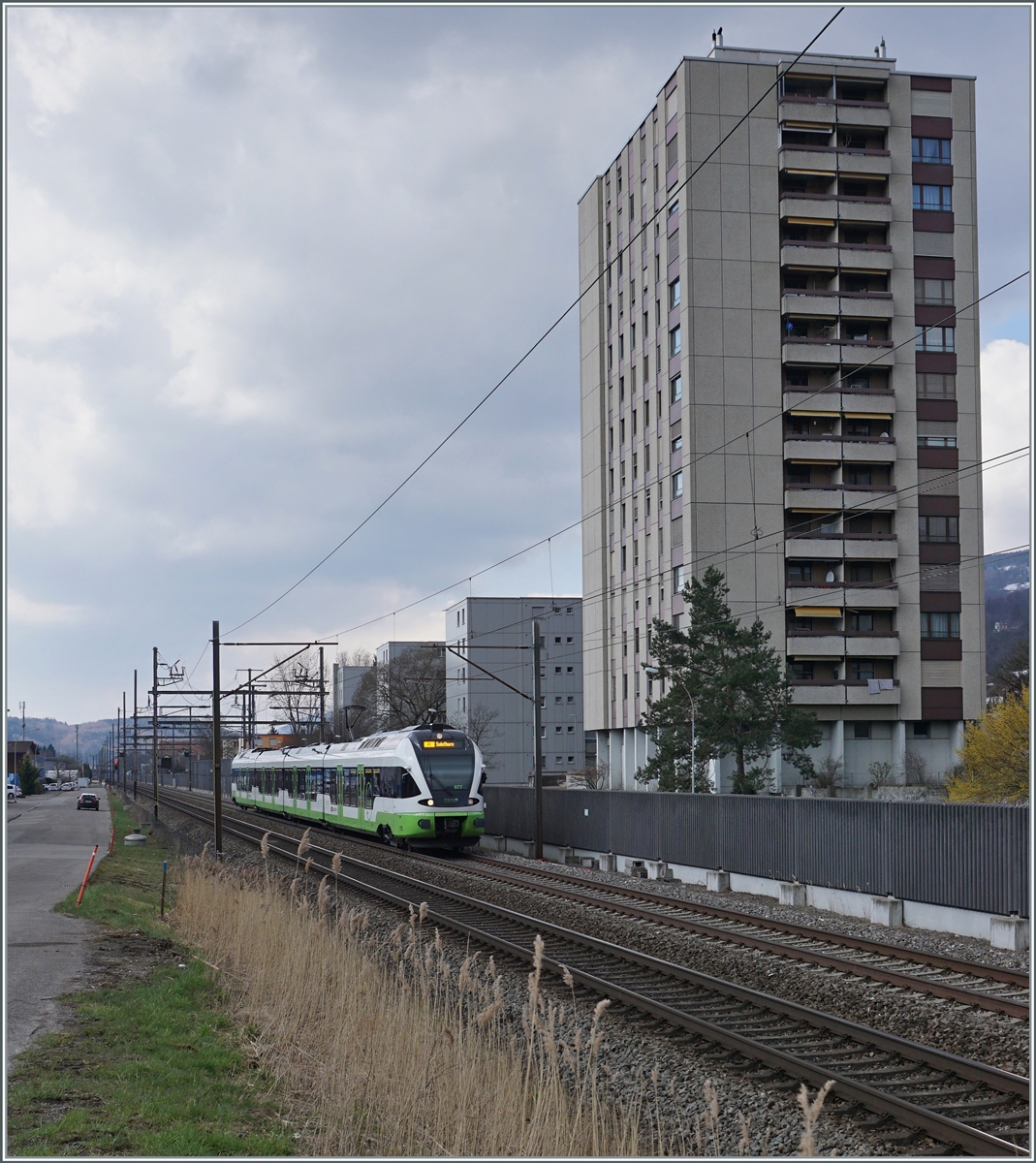Die durch die baubedingte, mehrmonatige Streckensperre zwischen Neuchâtel und La Chaux de Fond nicht mehr benötigten von der TransN gemieteten SBB RABe 523 verkehren teilweise im Regionalzugverkehr Biel/Biene - Olten. 
Der RABe 523 077 zwischen Lengnau und Grenchen Süd als Regionalzug nach Solothurn. 

19. März 2021